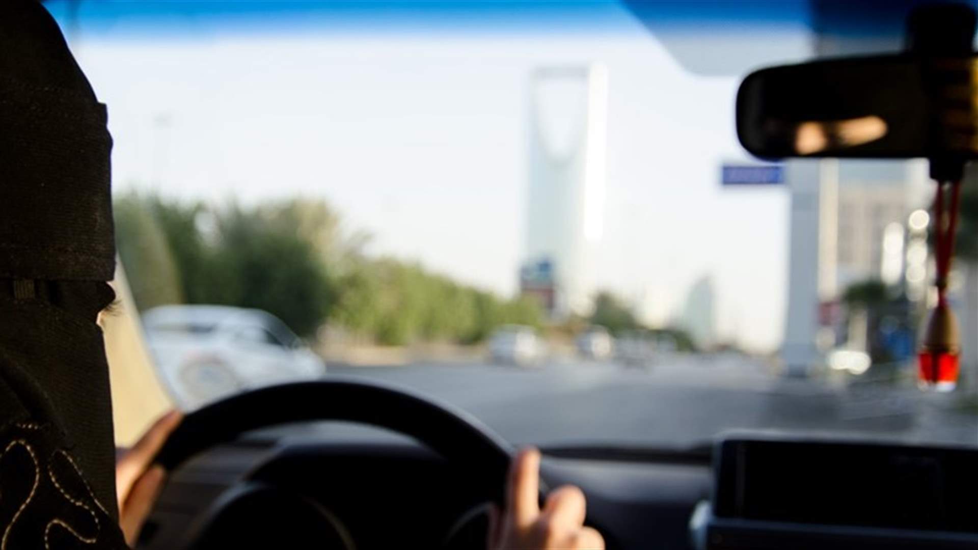 بالفيديو - المرأة السعودية تقود للمرة الأولى في المملكة