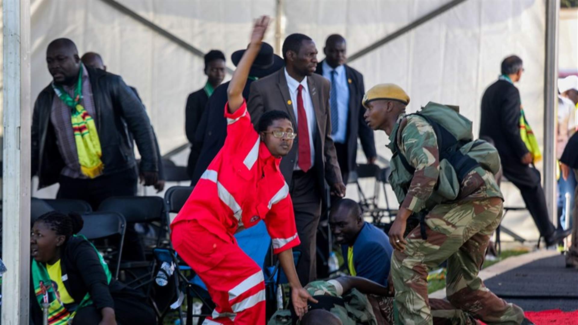 بالصور - نجاة رئيس زيمبابوي من انفجار أثناء تجمع انتخابي