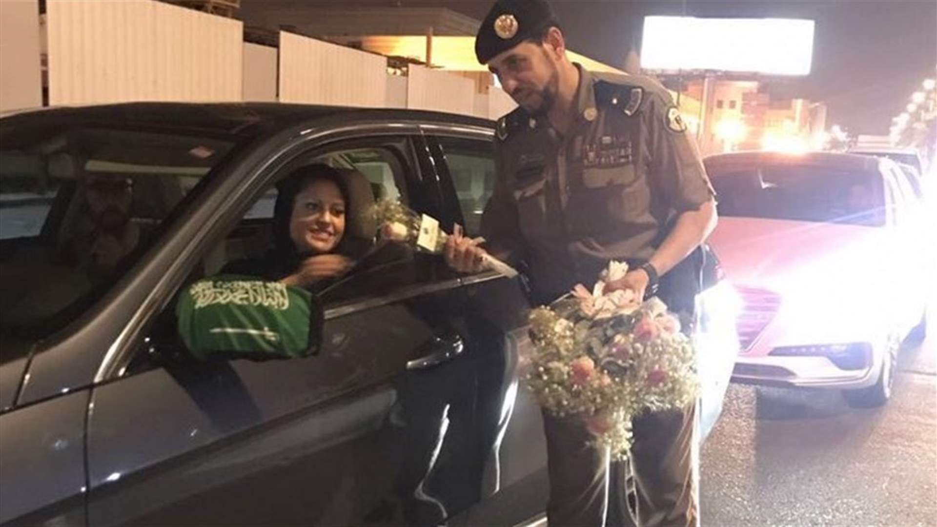 بالفيديو- الشرطة السعودية تُقدّم الورود للسائقات... فكيف علّق رواد الانترنت؟