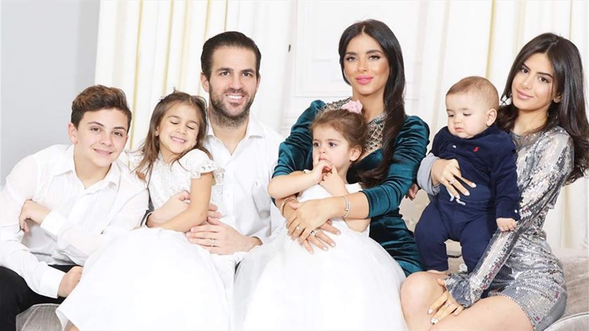 صورة عائلية لسيسك فابريغاس ودانييلا سمعان برفقة أولادهما على الشاطئ!