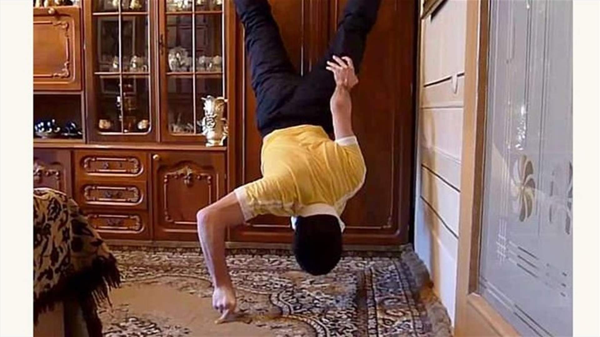 شاهدوا كيف يقوم هذا الشاب بتمارين الضغط بإصبعين فقط!