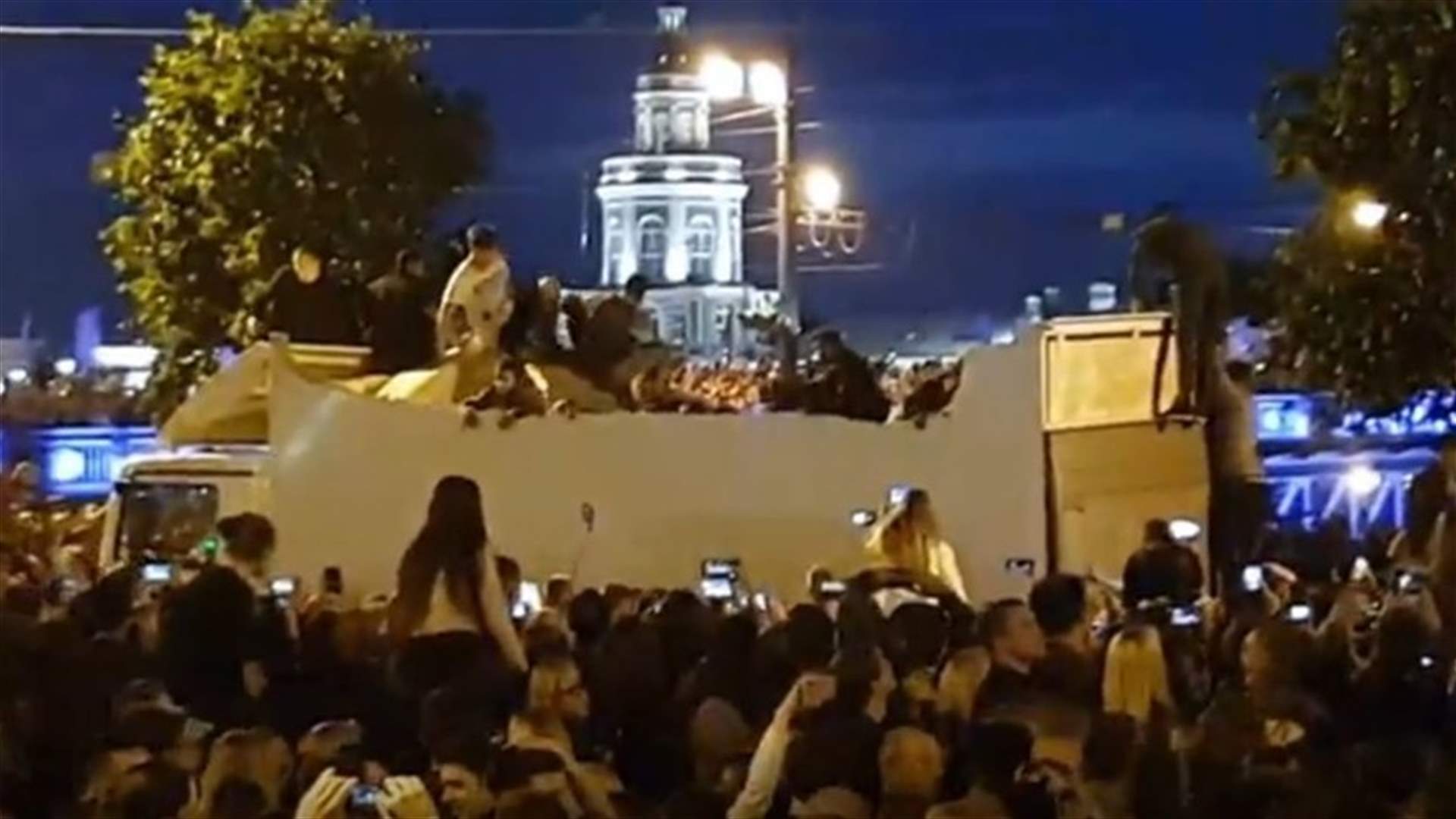 بالفيديو- انهيار سقف شاحنة أثناء حفل تخرّج...