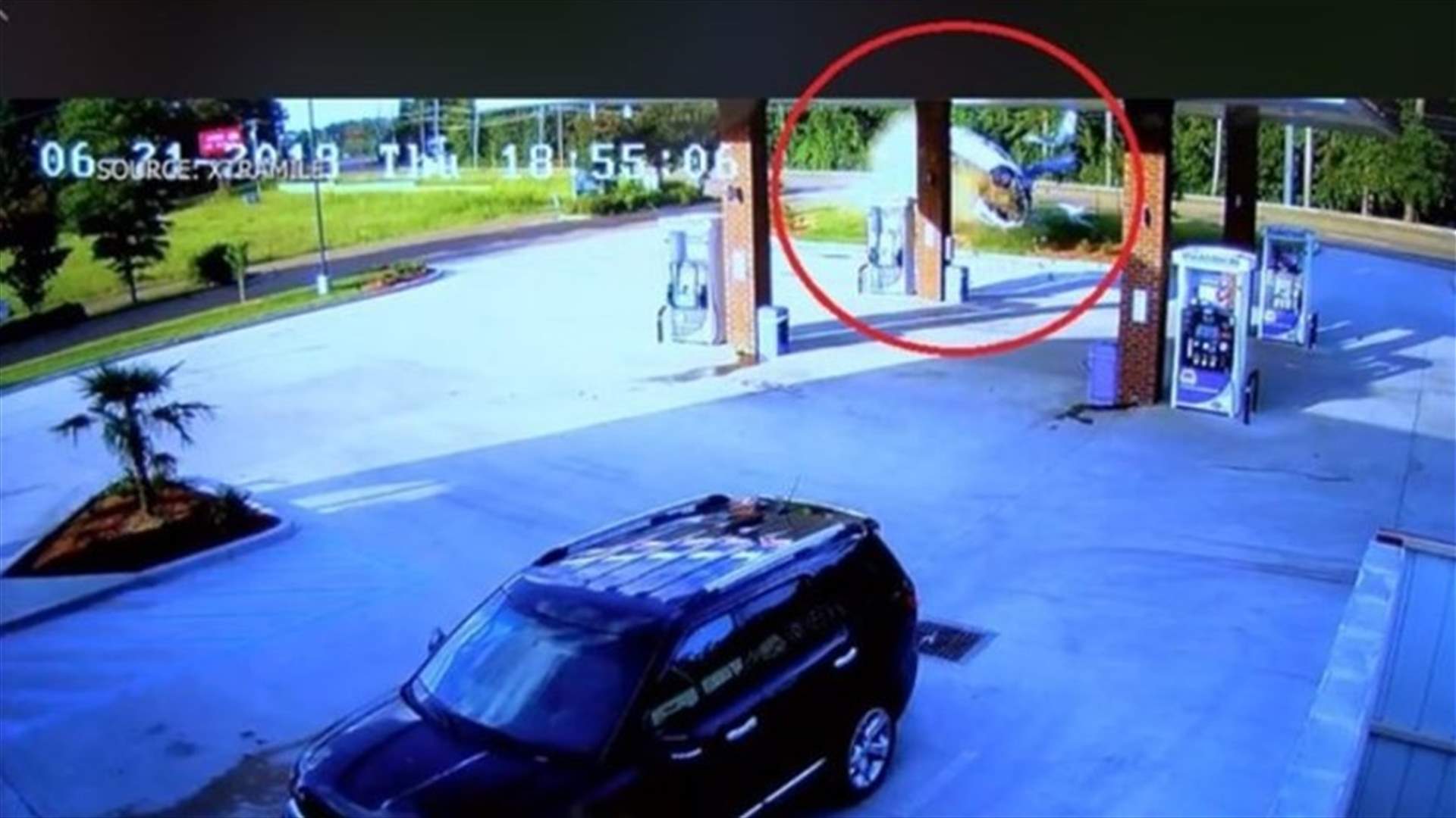 بالفيديو – حادث سير لا يصدّق... نجت من الموت بأعجوبة بعد اصطدامها بمحطة وقود