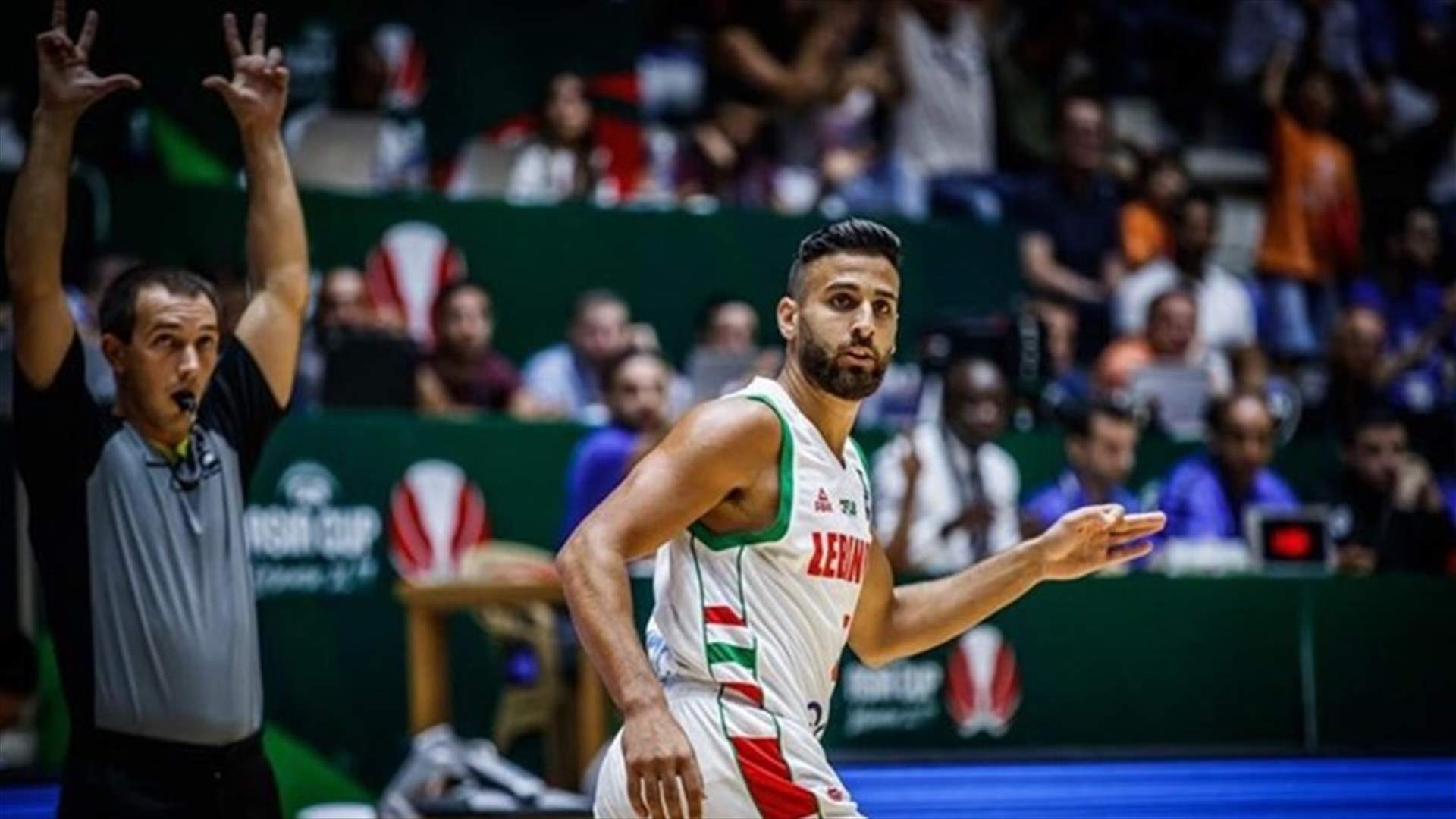 بالصور - اللاعب أمير سعود يتحضر لمباراة لبنان والأردن بتسريحة شعر مميزة