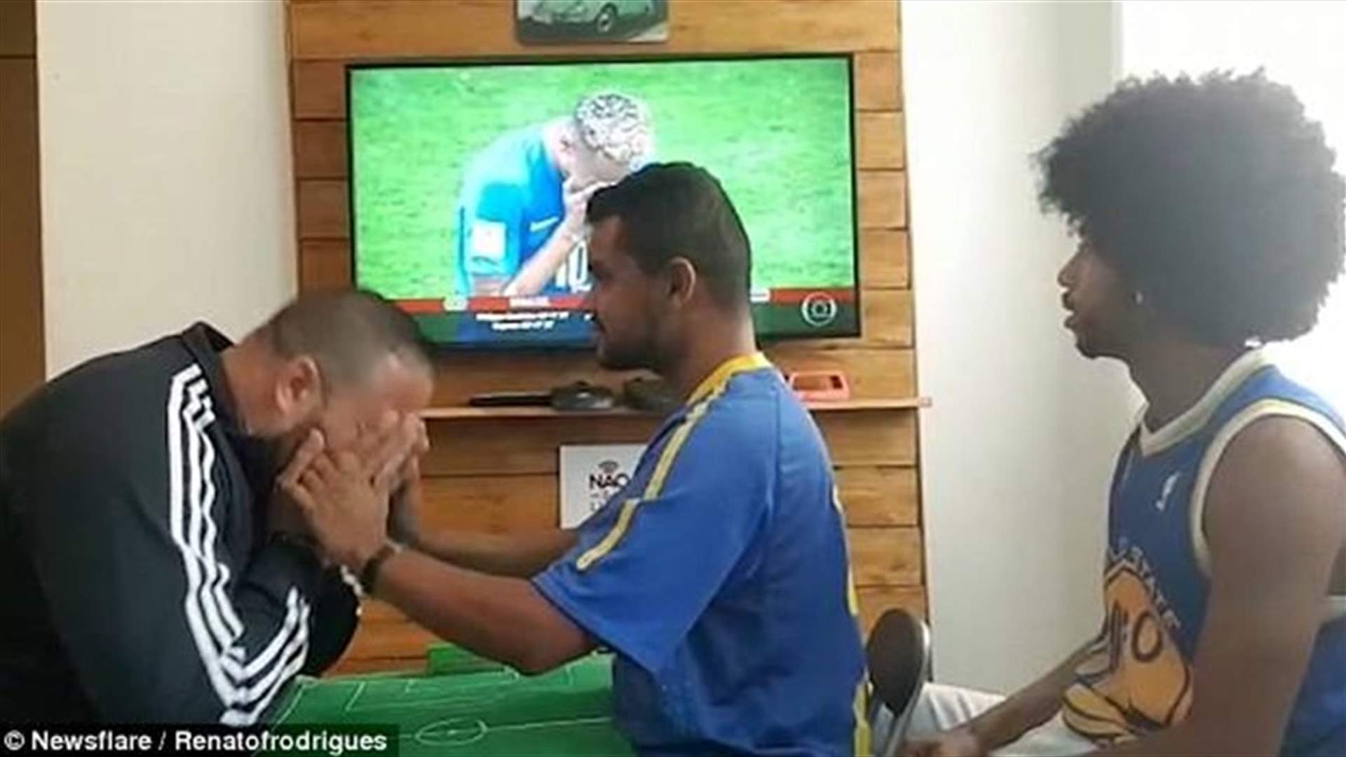 فيديو تقشعر له الأبدان... أصم وأعمى استمتع بسحر كأس العالم بمساعدة صديقيه