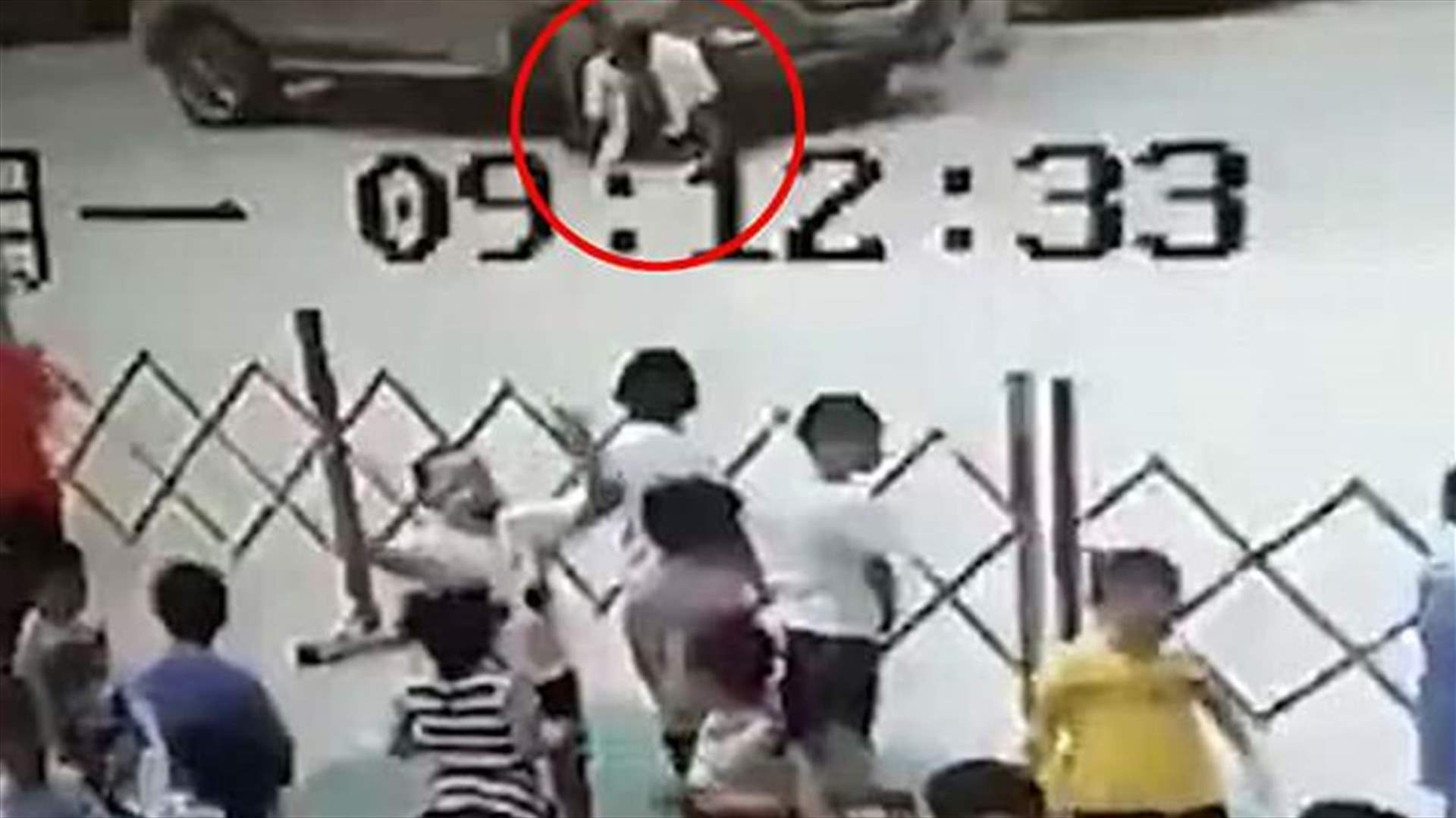 بالفيديو - معلمات حضانة يسحبن رجلاً من تحت عجلات سيارة بأقلّ من 20 ثانية