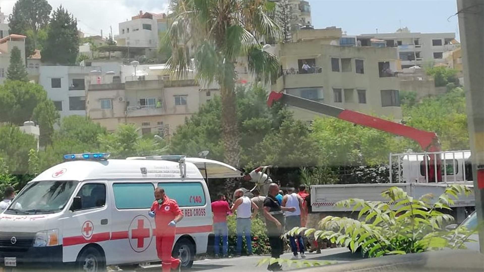 بالصورة- 3 قتلى اثر اصطدام مركبة بشجرة على اوتوستراد نهر ابراهيم