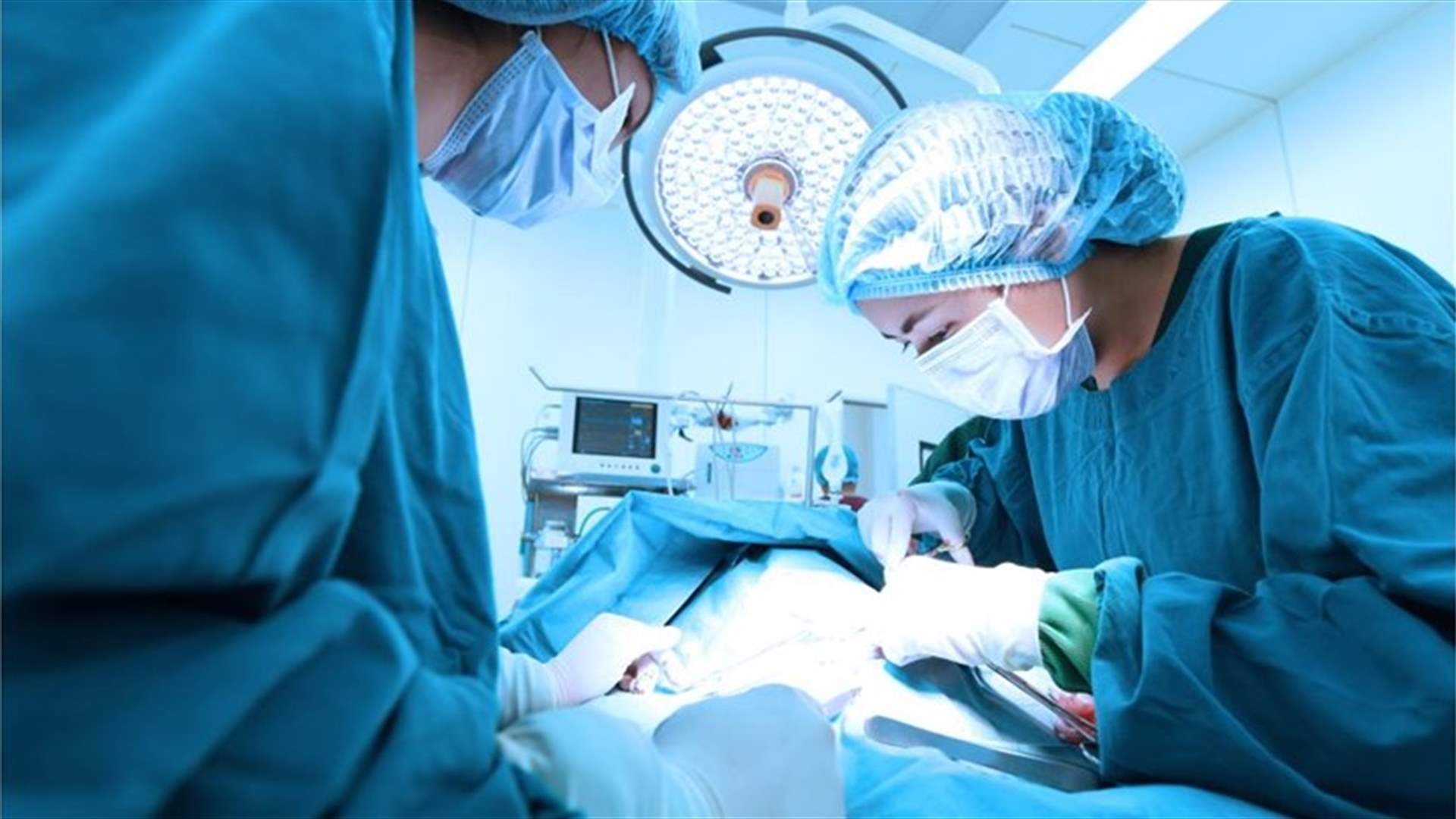 بالصورة- بعد أشهر من المعاناة والألم... لن تصدّقوا ماذا استخرج الأطباء من جسد شابة!
