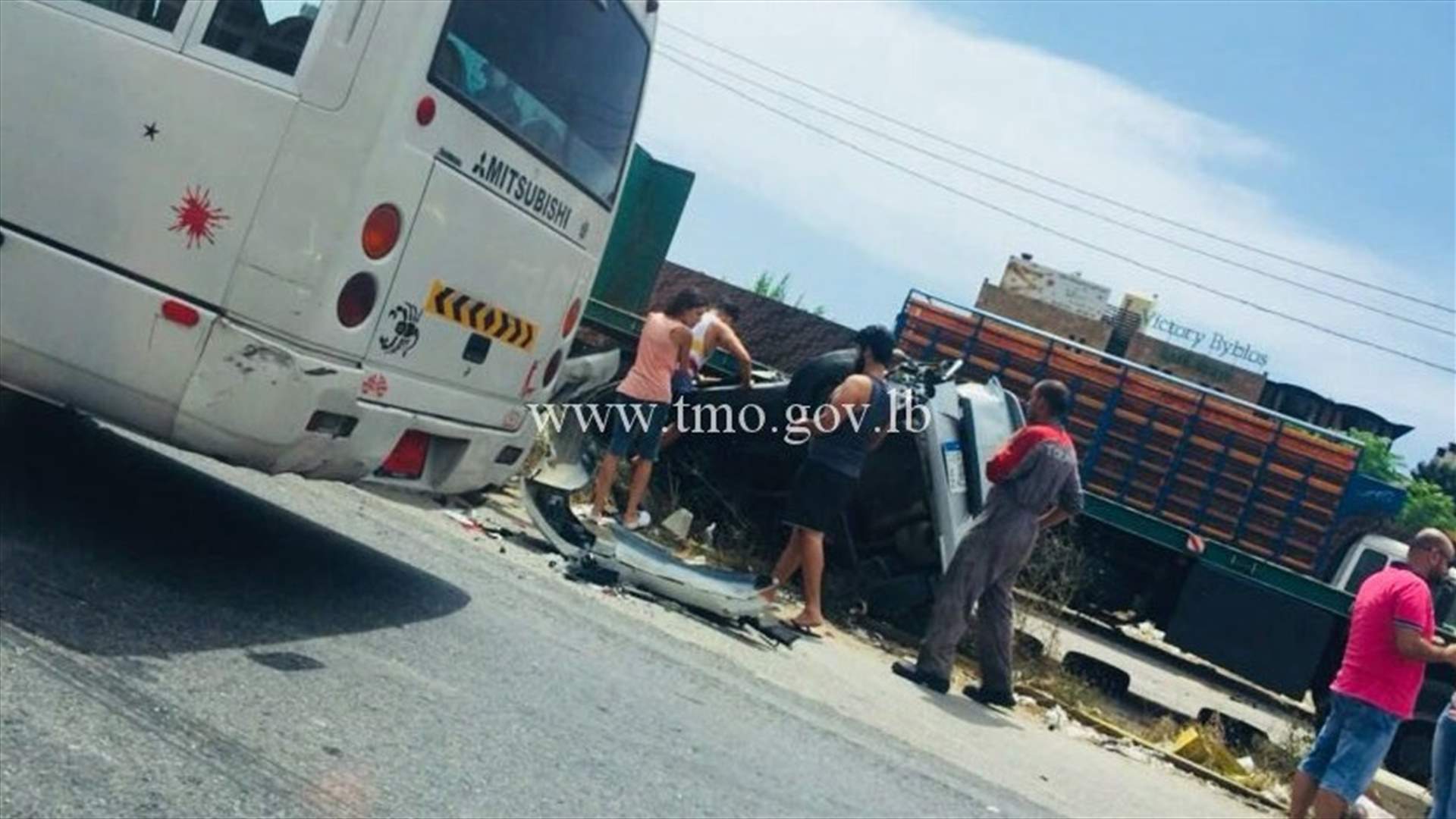 بالصور-  حادث تصادم بين مركبتين على اوتوستراد جبيل