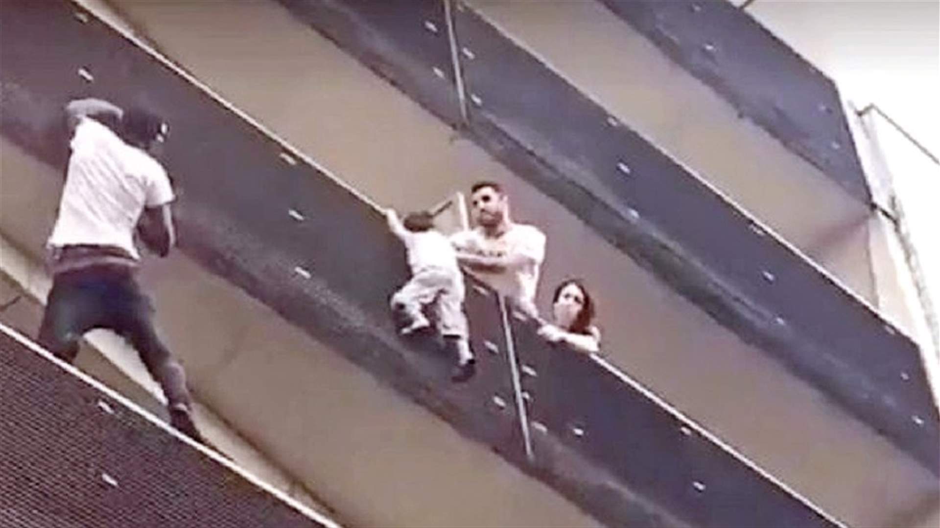 بالصورة - اليوم الأول "للرجل العنكبوت" في العمل بباريس...