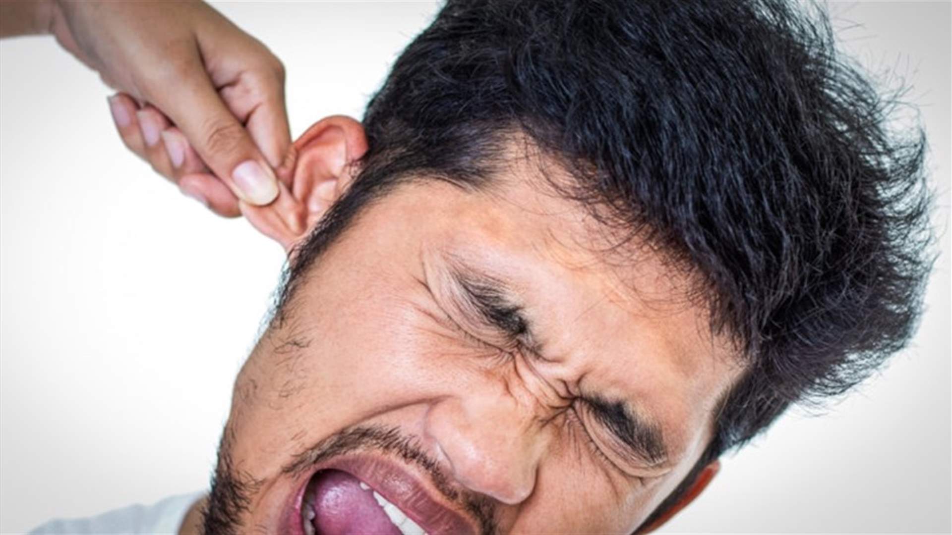 قضمت أذن صاحب المطعم بسبب وجبة الطعام