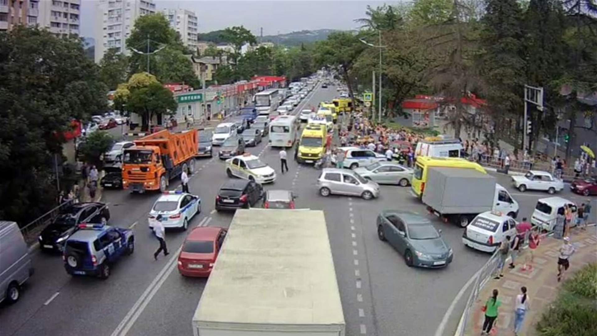 بالفيديو - لحظة مقتل شخص وجرح آخرين بحادث دهس في مدينة سوتشي
