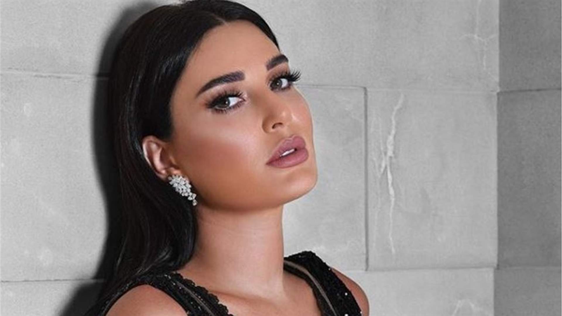 بالصورة- زوج سيرين عبد النور مسح دموعها وعانقها بشدّة!