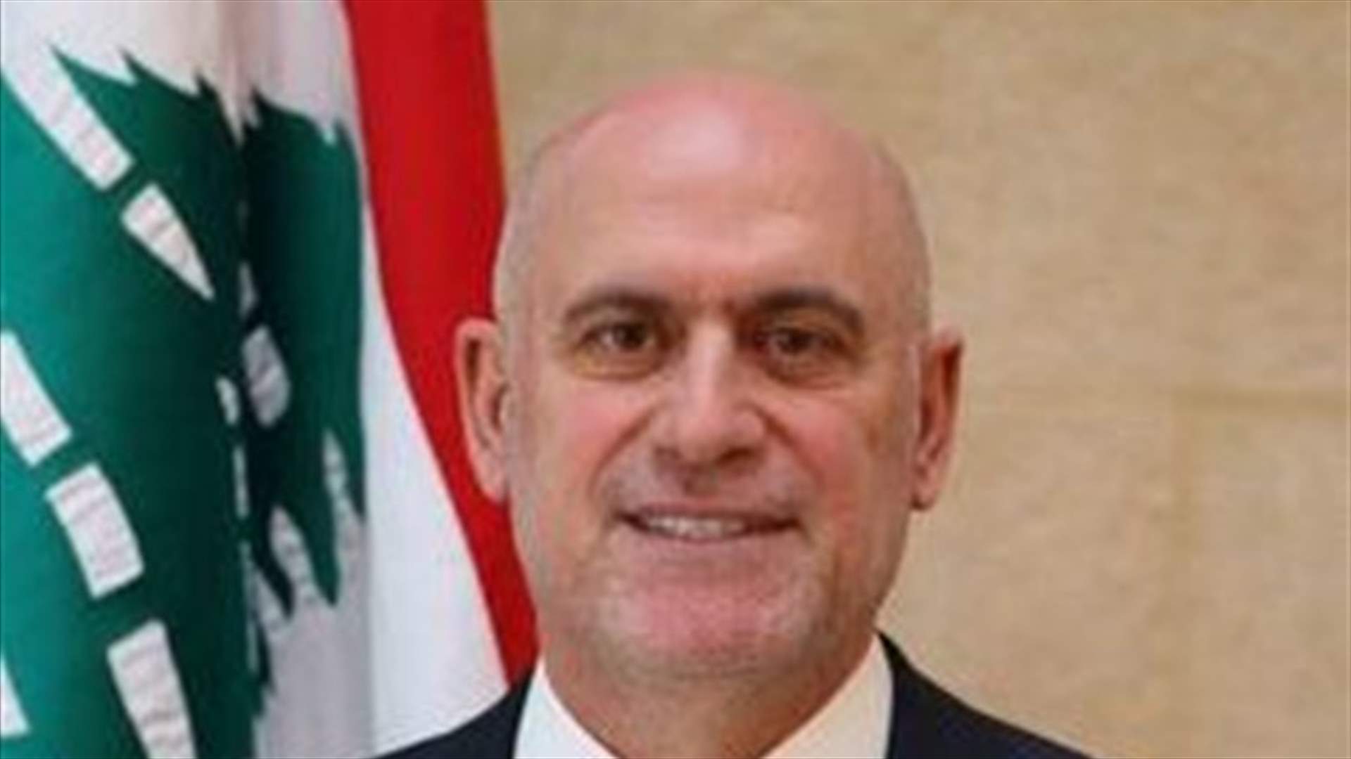 فنيانوس يجول في المطار متفقدا أقسام السوق الحرة...