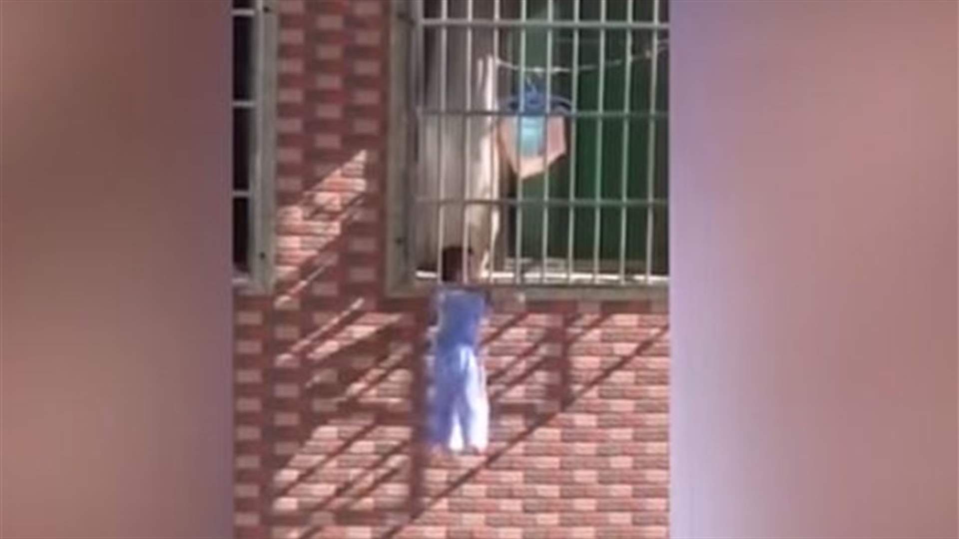 فيديو صادم- رضيع يتدلّى من النافذة بعدما تُرك وحيدًا في المنزل