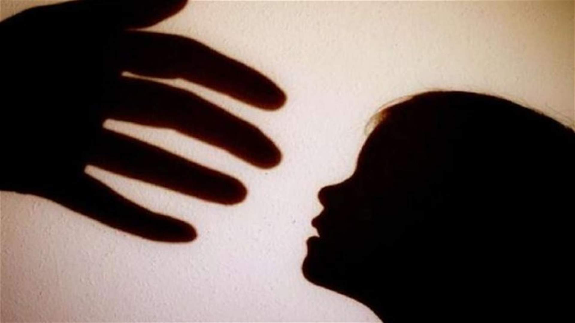 بالصورة- أم تعذّب طفلها... تطفئ السجائر في يده