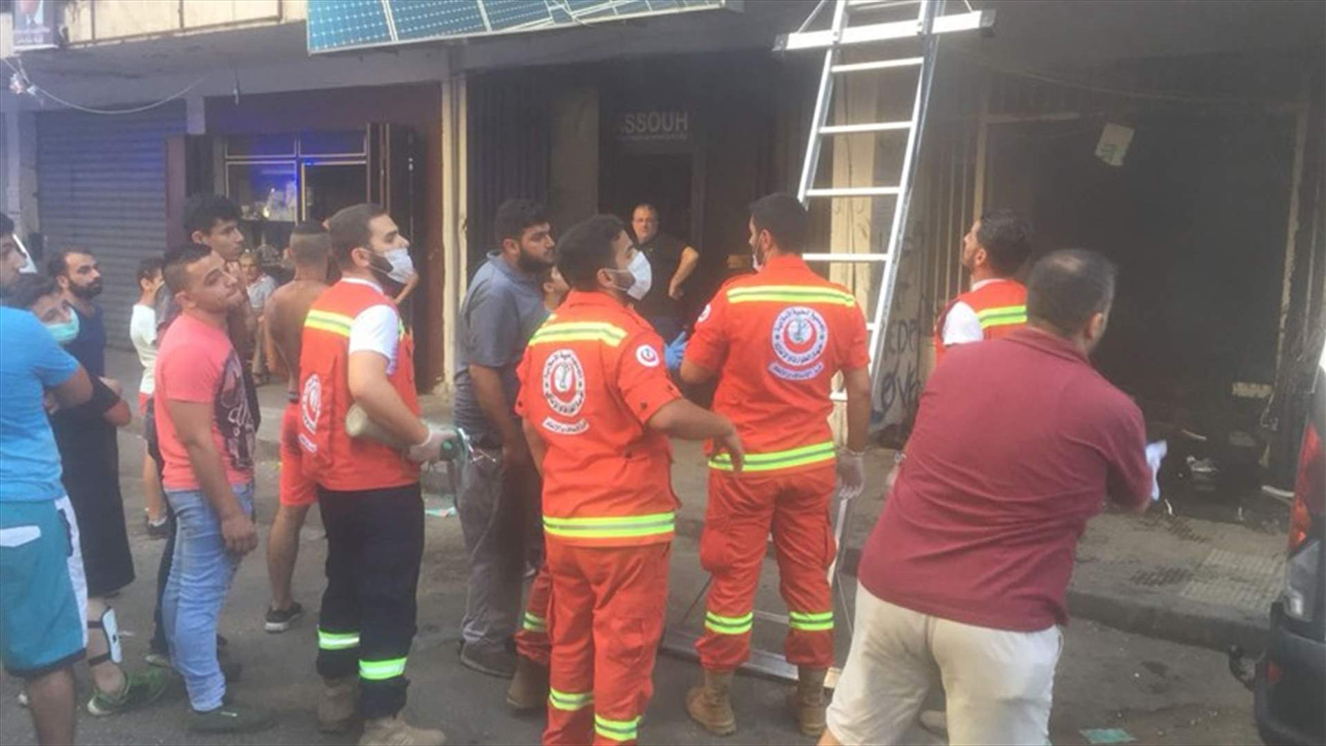 أكثر من 15 إصابة بحالات اختناق نتيجة احتراق منور إحدى البنايات في طرابلس