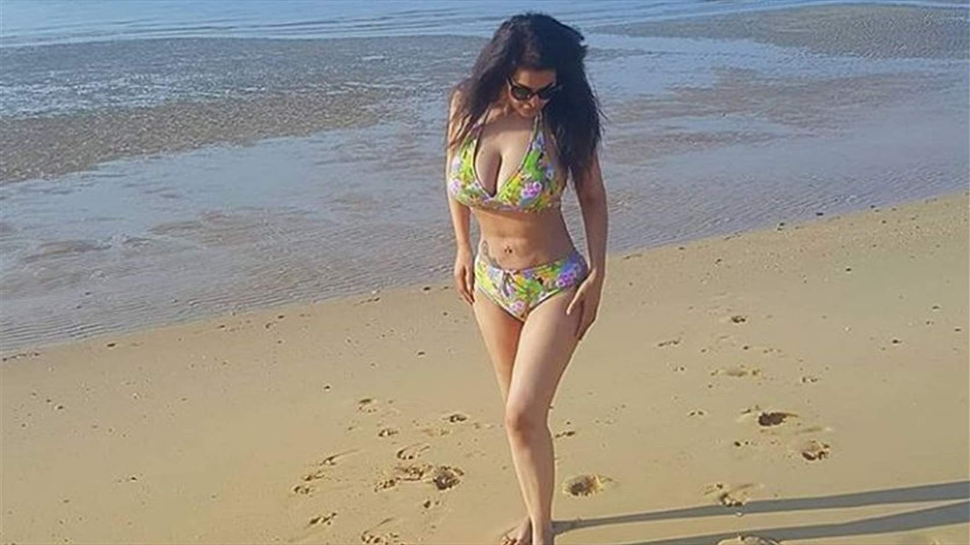 بعد صورها بوضعيّات جريئة على البحر... "لعنة المايوه" تلاحق نجمة عربيّة