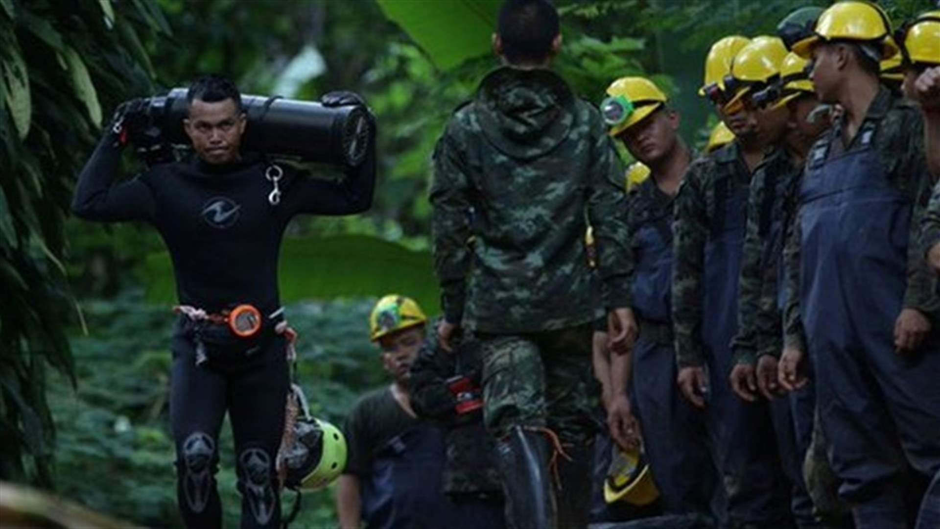 Thai diver dies as rescue teams ponder how to bring out trapped boys