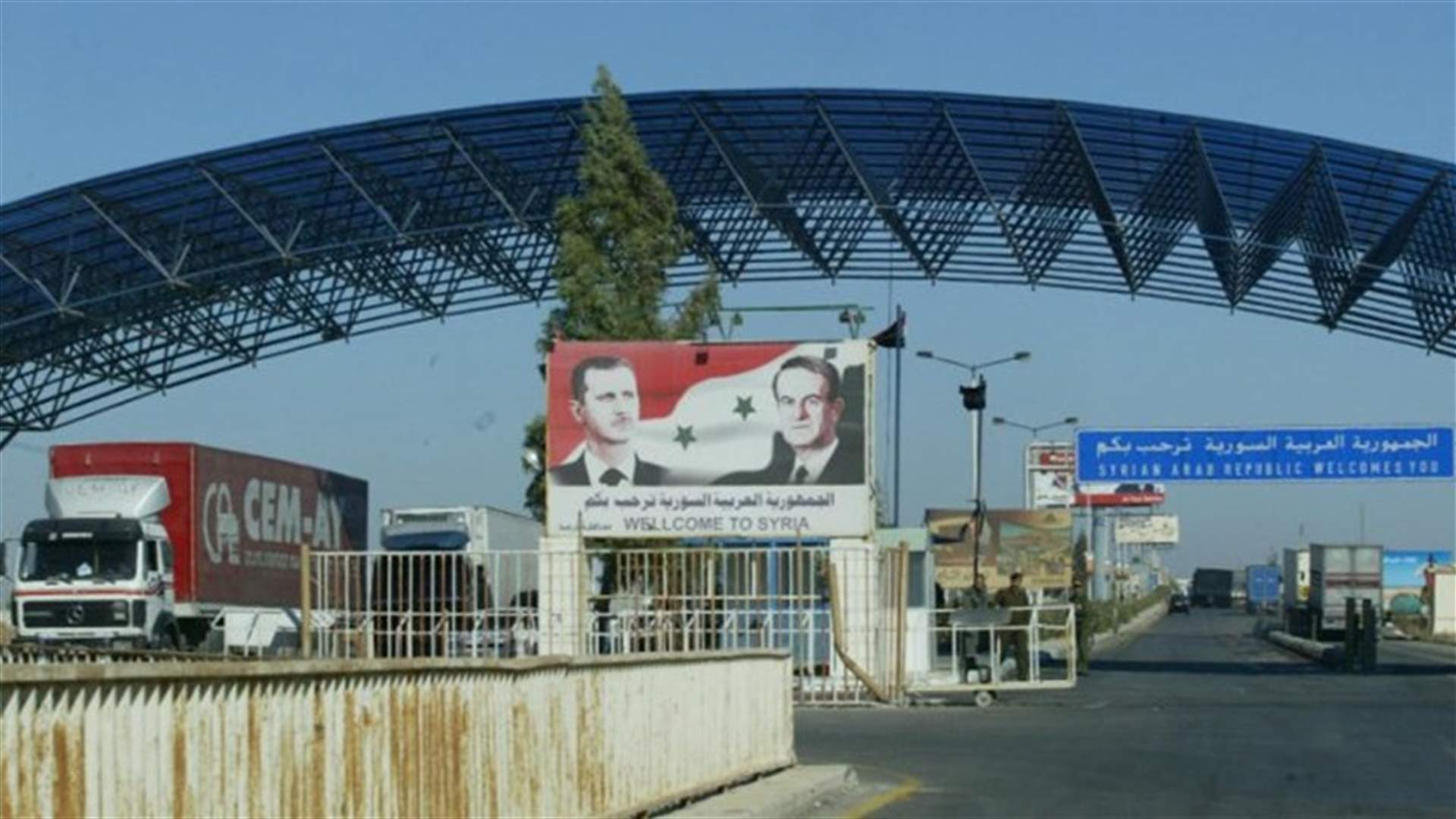 قافلة ترفع العلمين الروسي والسوري تقترب من معبر نصيب الحدودي