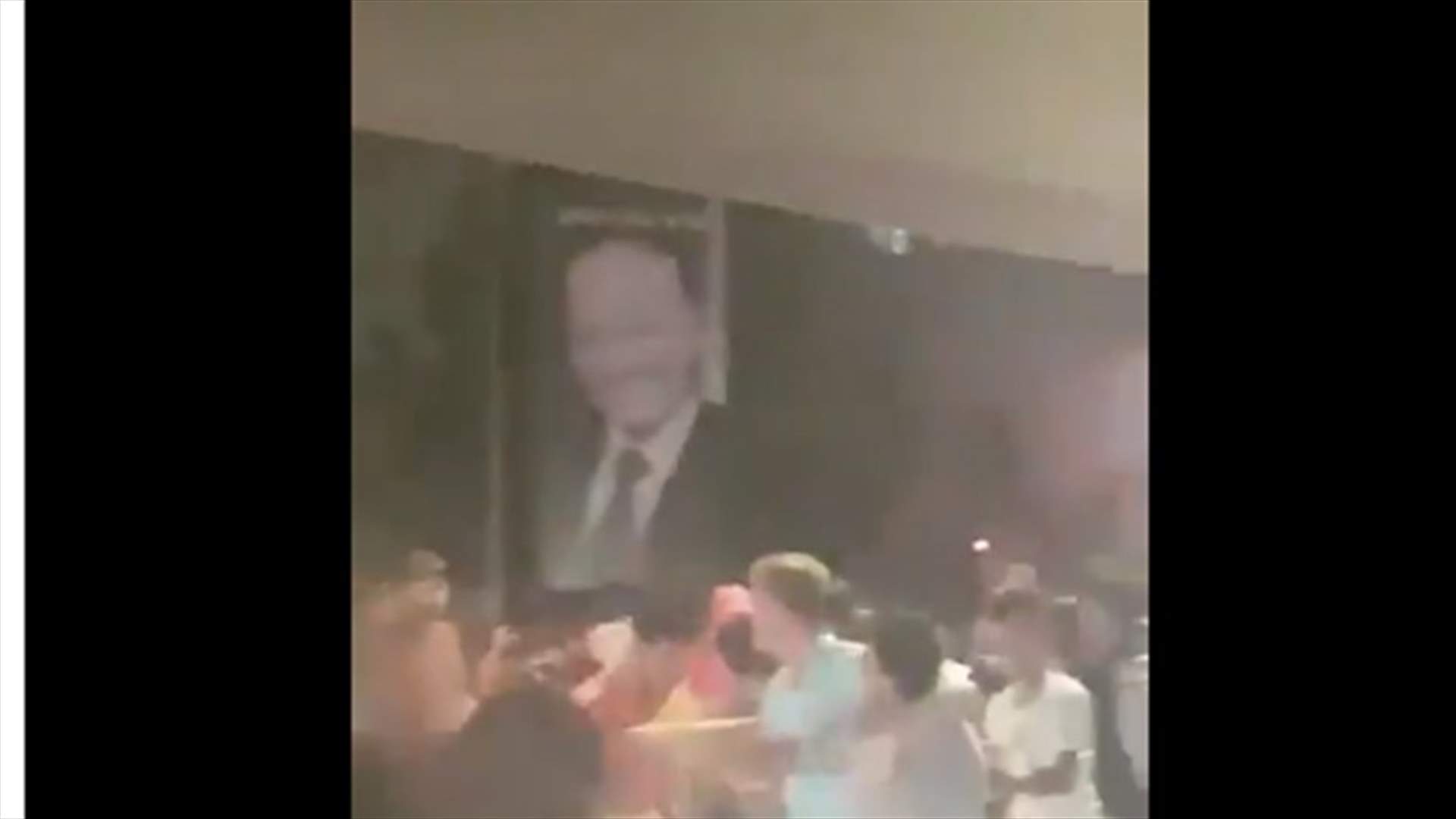 بالفيديو- اشكال في اسفل جسر المشرفية على خلفية مباراة كرة القدم