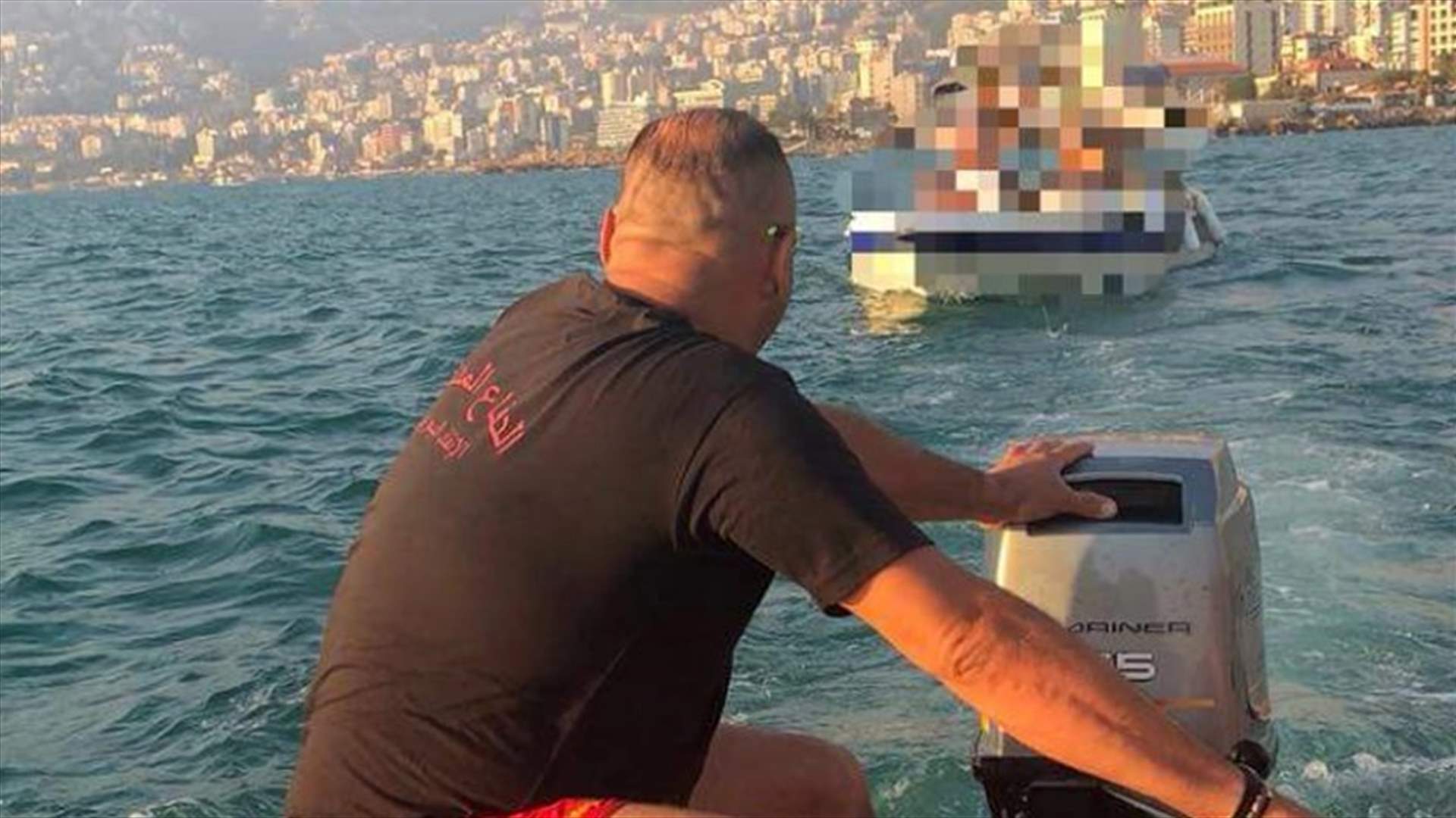 نجاة 6 اشخاص قبل ارتطام زورقهم بالصخور قبالة خليج جونية