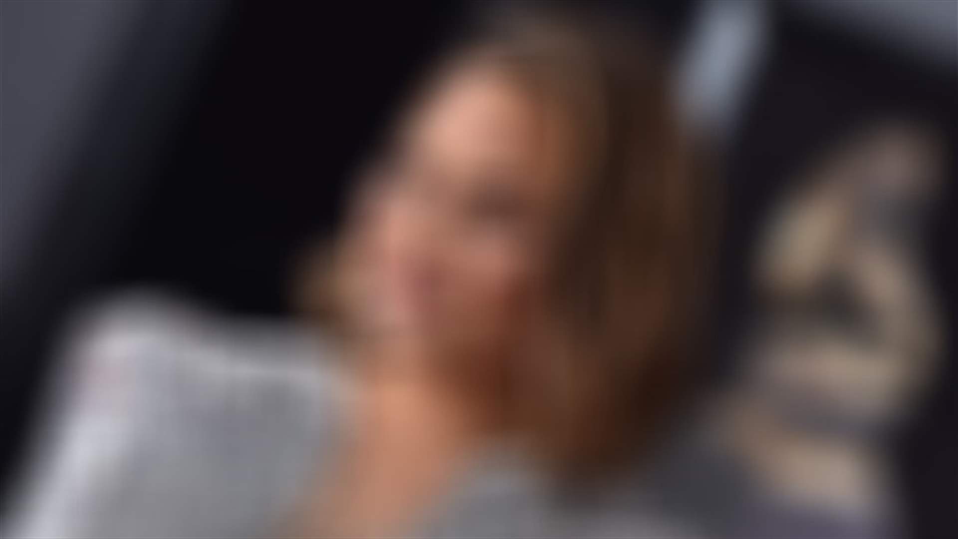 عارضة أزياء تغزو انستغرام بصورة جديدة... ترضع ابنها ودمية ابنتها!