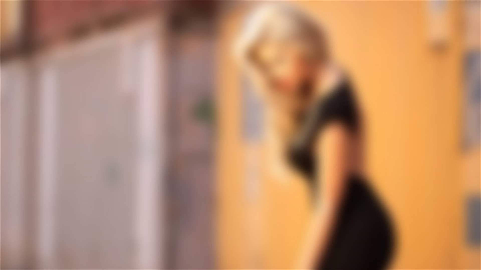 فنانة لبنانية تصبّ غضبها في مطار الأردن: "اللي صار كتير بشع"