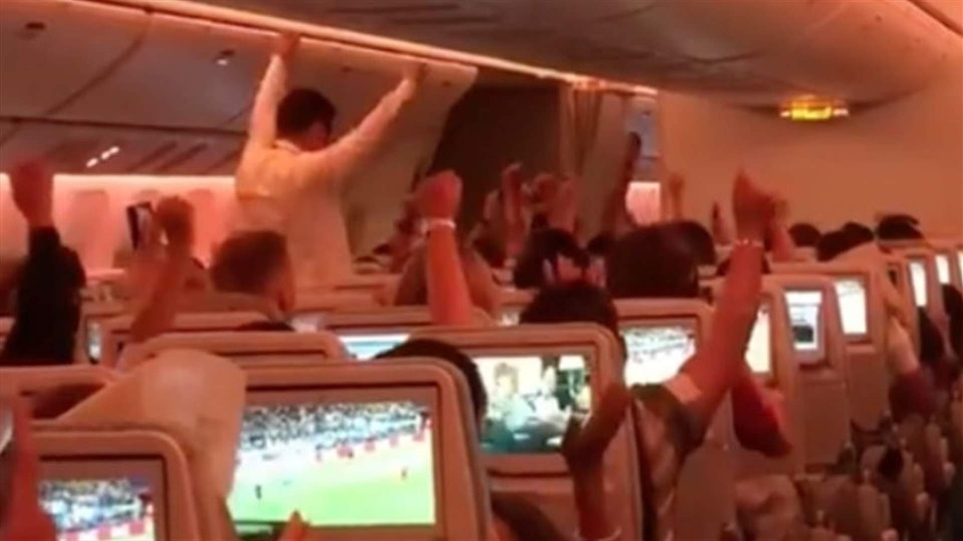 بالفيديو-  كأس العالم وصل الى الجو... هكذا تفاعل المسافرون مع مباراة على الطائرة!
