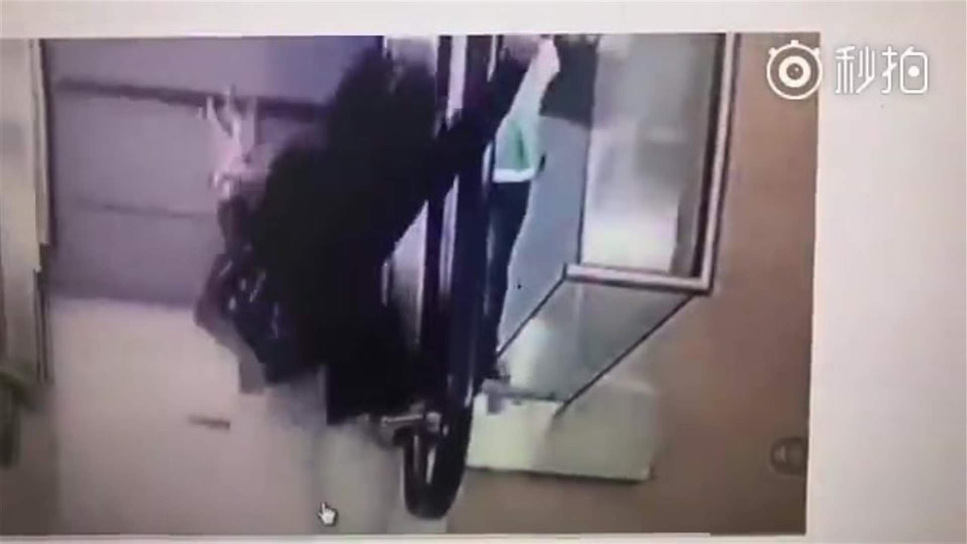 بالفيديو – حاولت إنقاذ طفل علِق بالسلم الكهربائي فحصلت الكارثة!