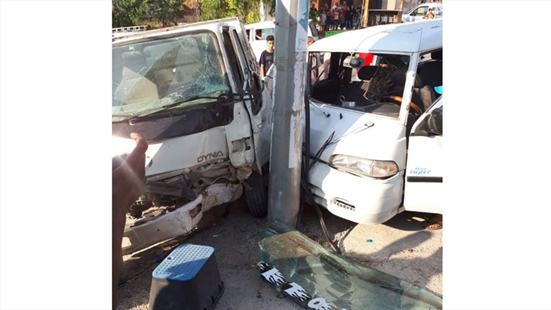 بالصورة - حادث سير بين حافلتي ركاب صغيرتين