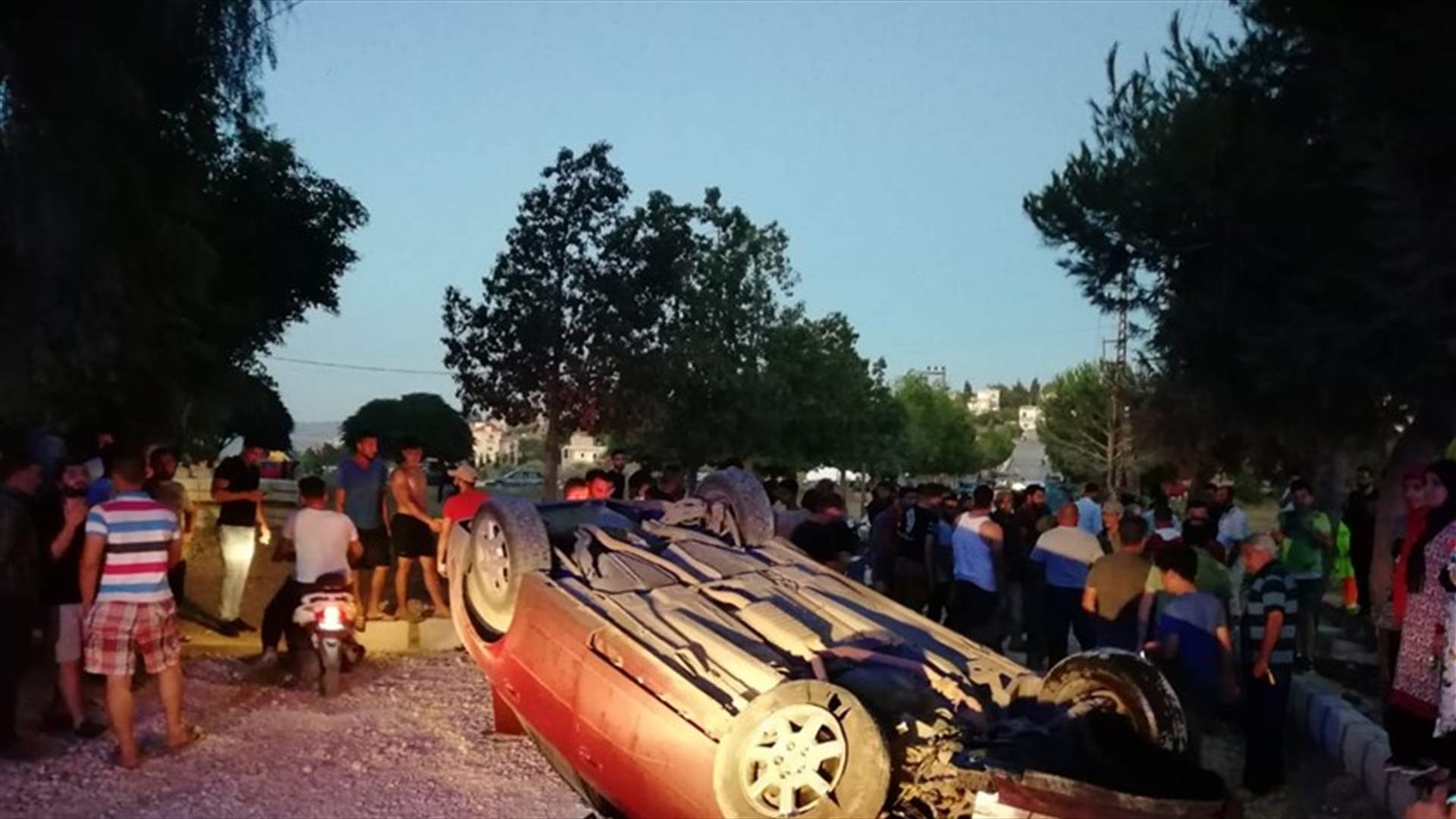 حادث صدم وانقلاب سيارة على طريق قلعة ارنون