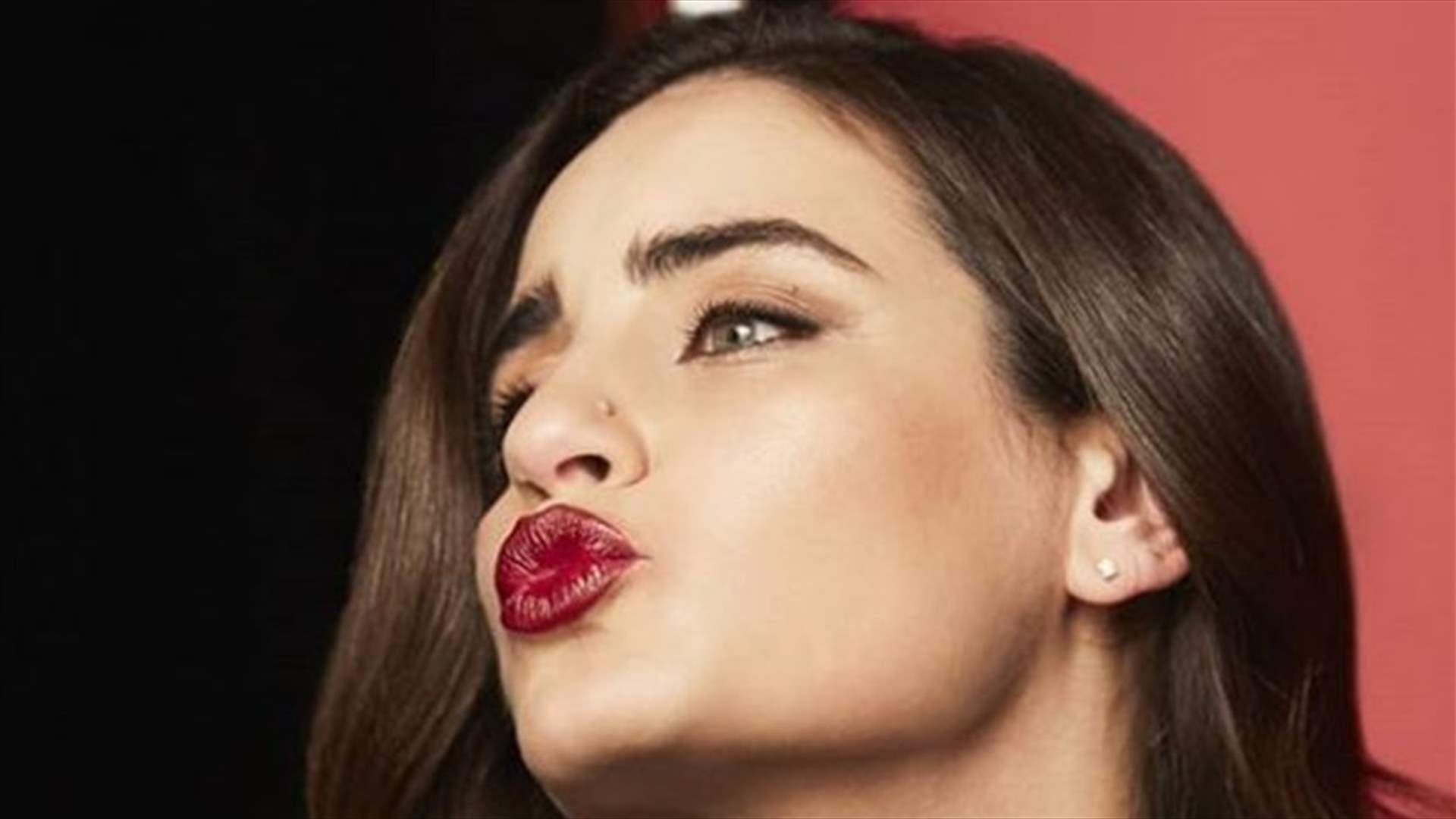 بالصور- إيميه الصيّاح وزوجها في مُلتقى العشّاق.. وقُبلة رومانسيّة تطغى على رحلة الإستجمام