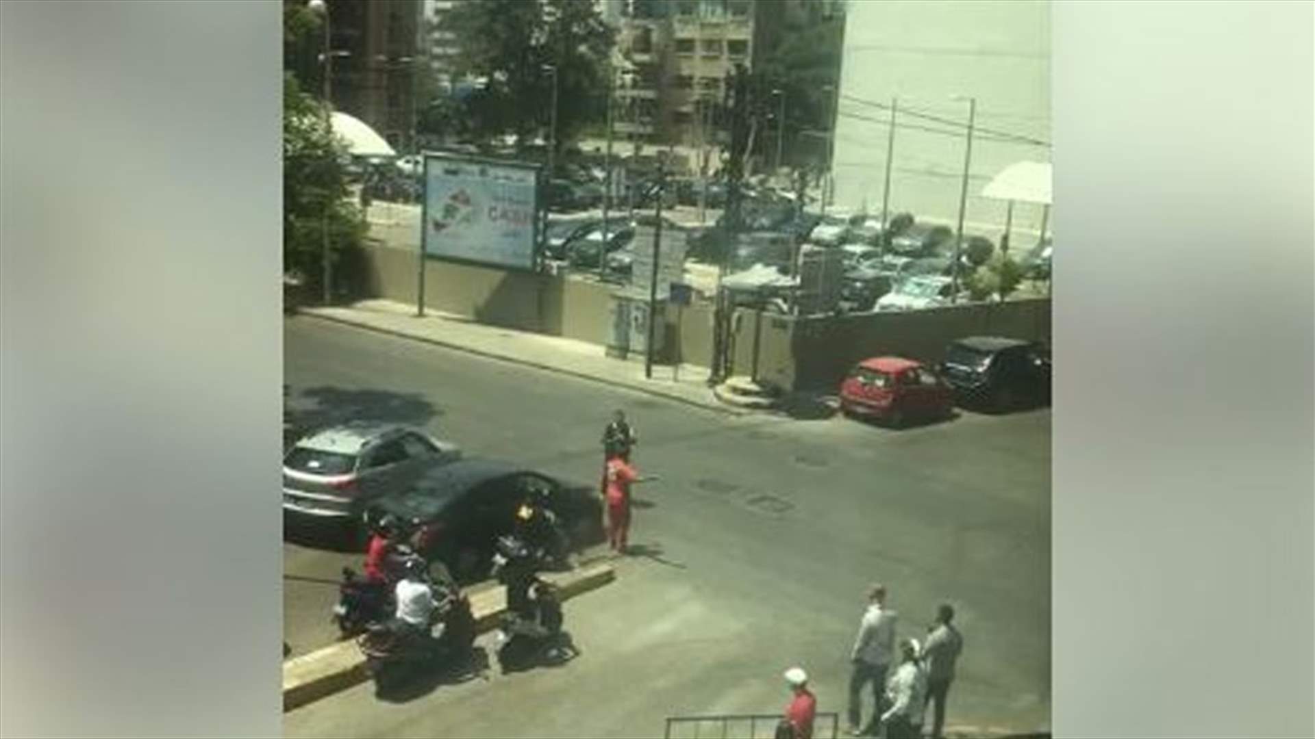بالفيديو - موكب يمنع سيارة للصليب الأحمر من المرور