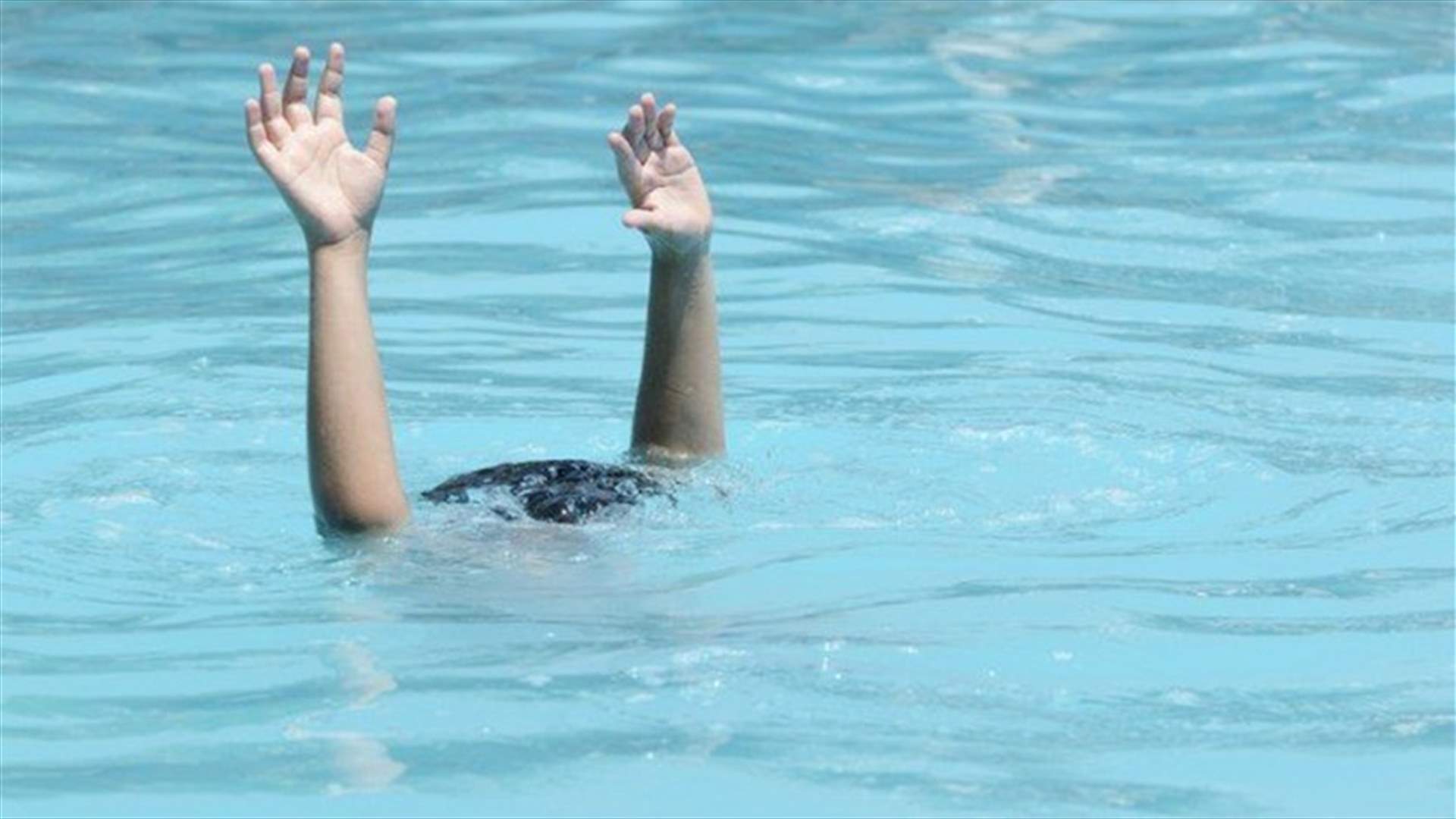 Утонул в бассейне видео. Утонул в бассейне видео. Ребенок утонул в бассейне. Девочки в бассейне. Юноши в бассейне.