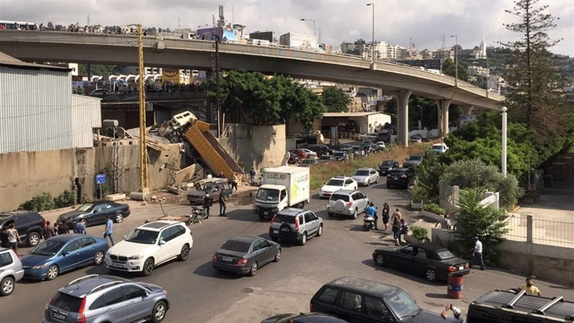 بالصور- قتيلان وجريح بانقلاب شاحنة عن محول ذوق مصبح على الطريق البحرية