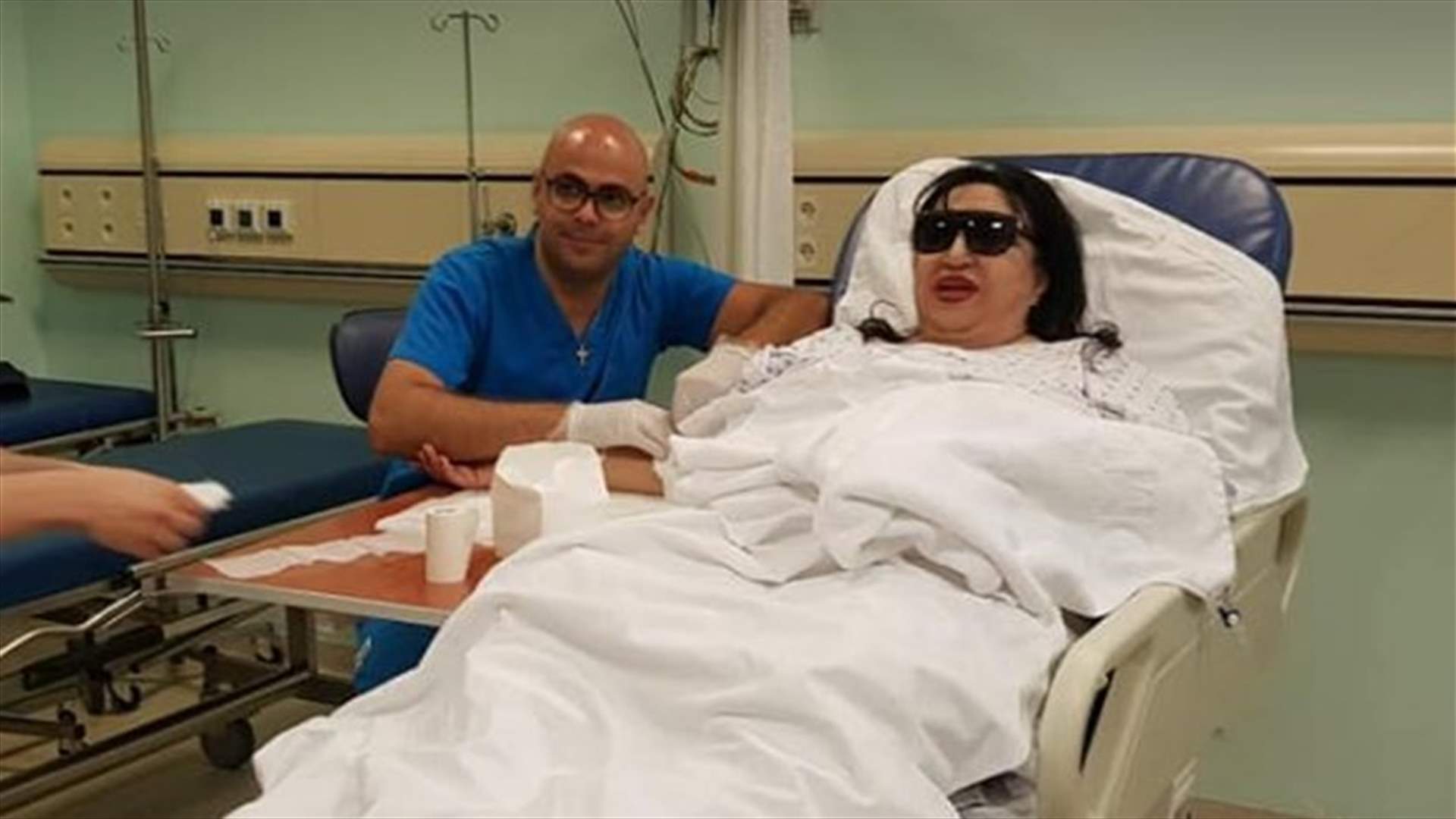 بالصور- سميرة توفيق في المستشفى.. إبنة شقيقتها: اتصلوا بي قائلين عودي فوراً!