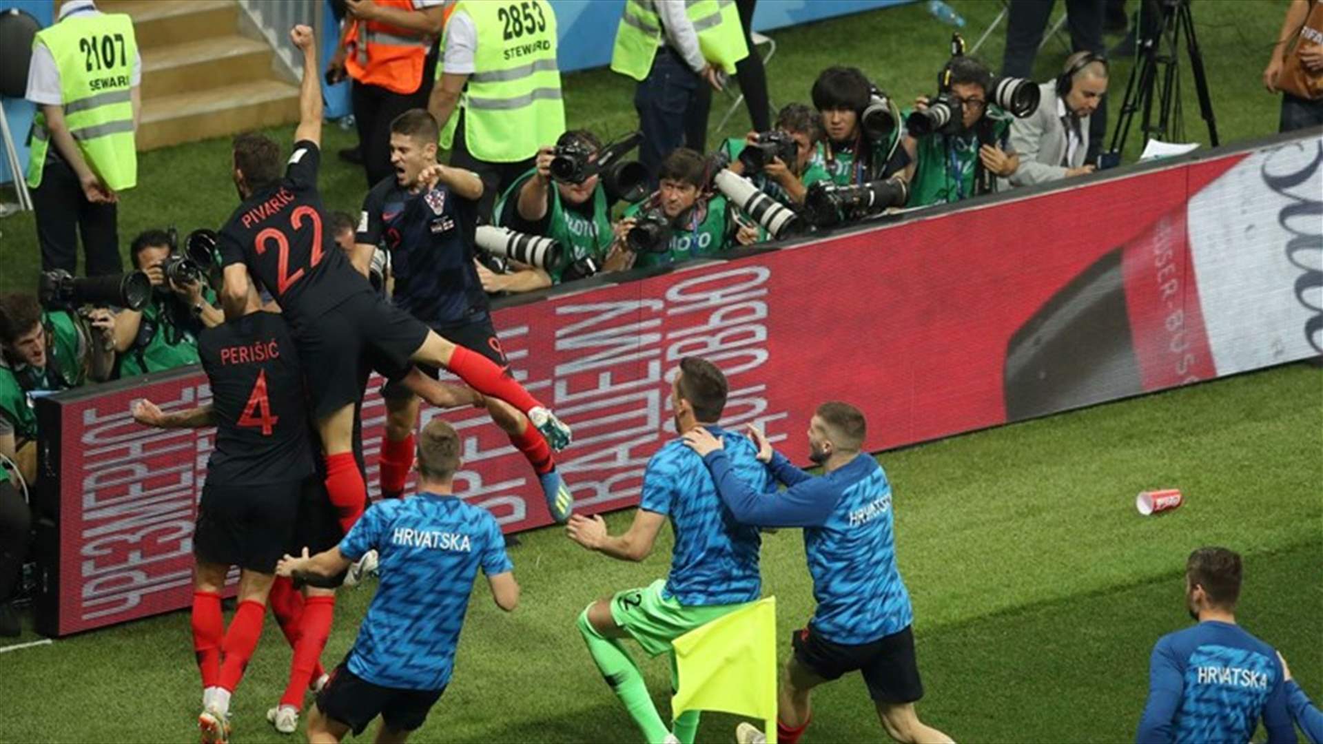 بالفيديو- لاعبو منتخب كرواتيا احتفلوا بالفوز... ماذا فعلوا بالمصورين؟