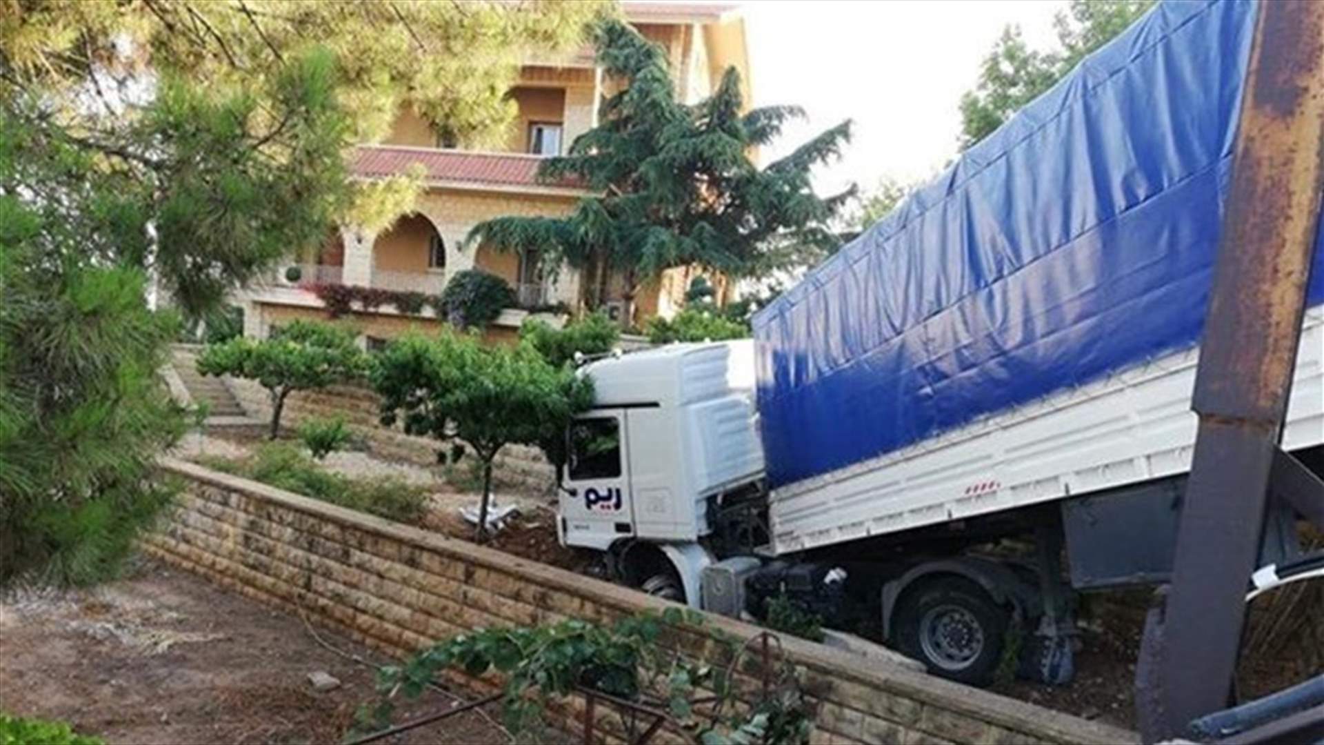 بالفيديو والصور- شاحنة تنزلق وتستقر في حديقة منزل في قرنة شهوان