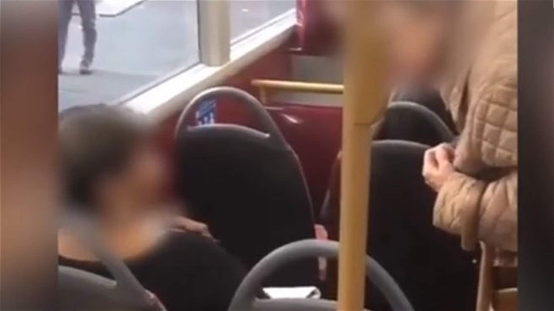 بالفيديو- شجار بين سيدتين مسنتين داخل حافلة... بسبب مقعد