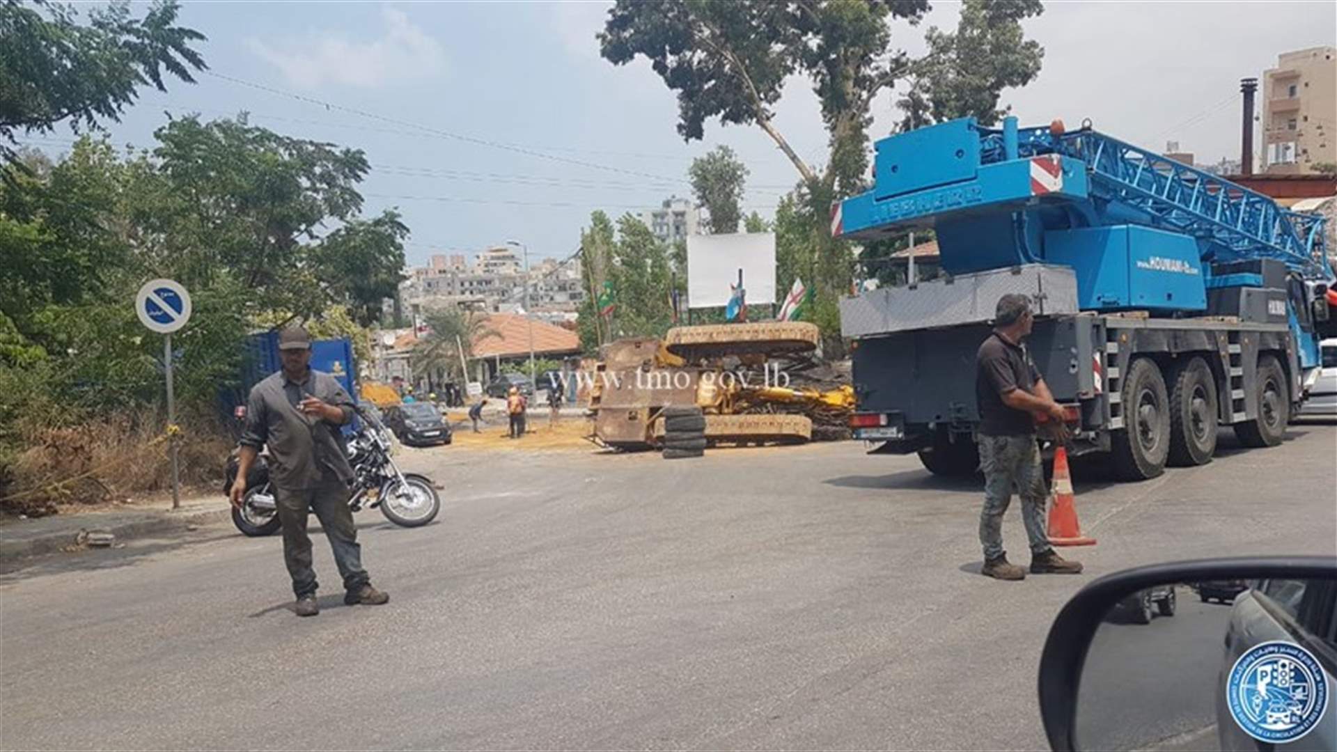 انقلاب حفارة على طريق عام الجديدة