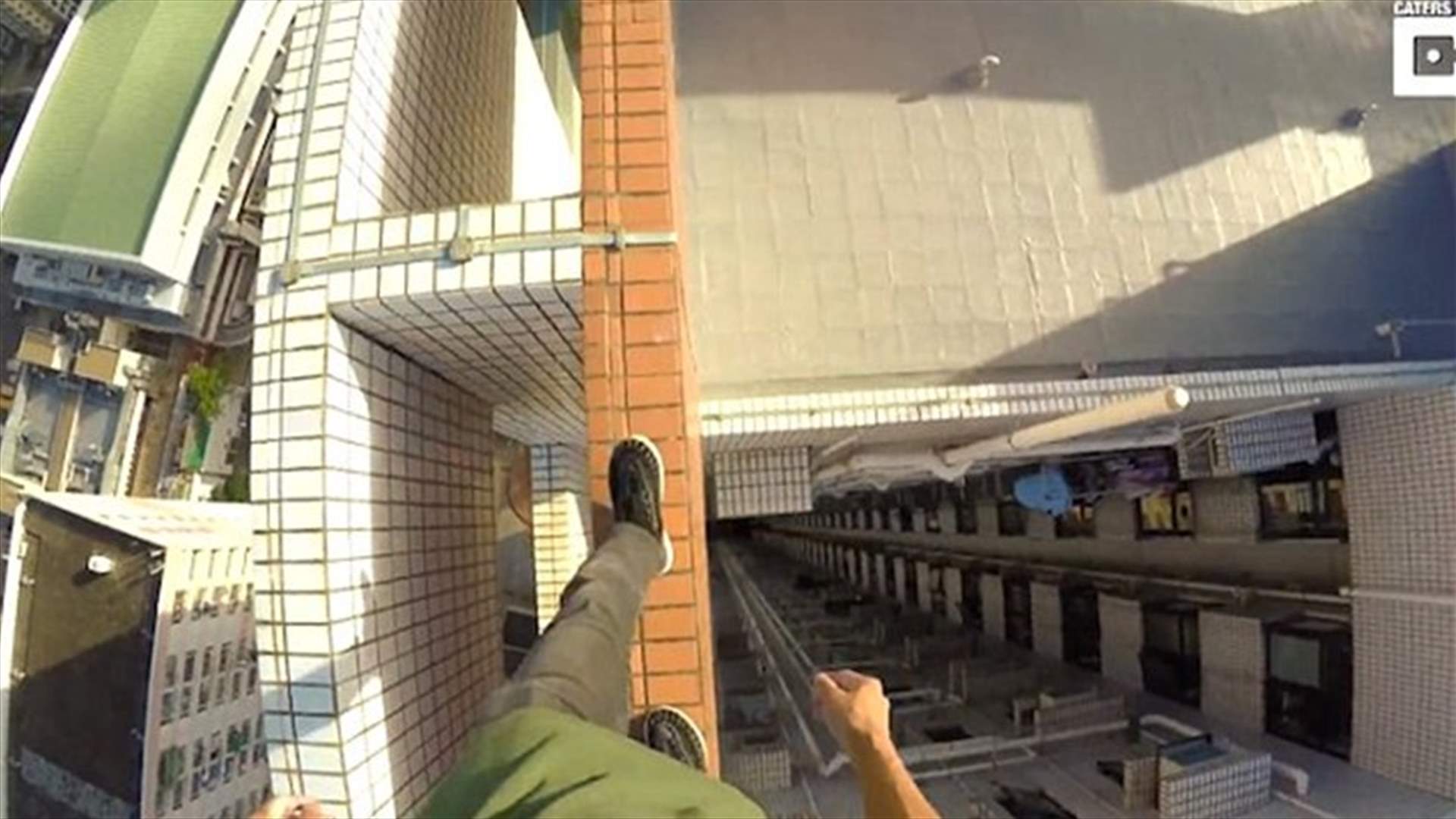 بالفيديو – شاب متهور يمشي على حافة مبنى شاهق من دون حزام أمان