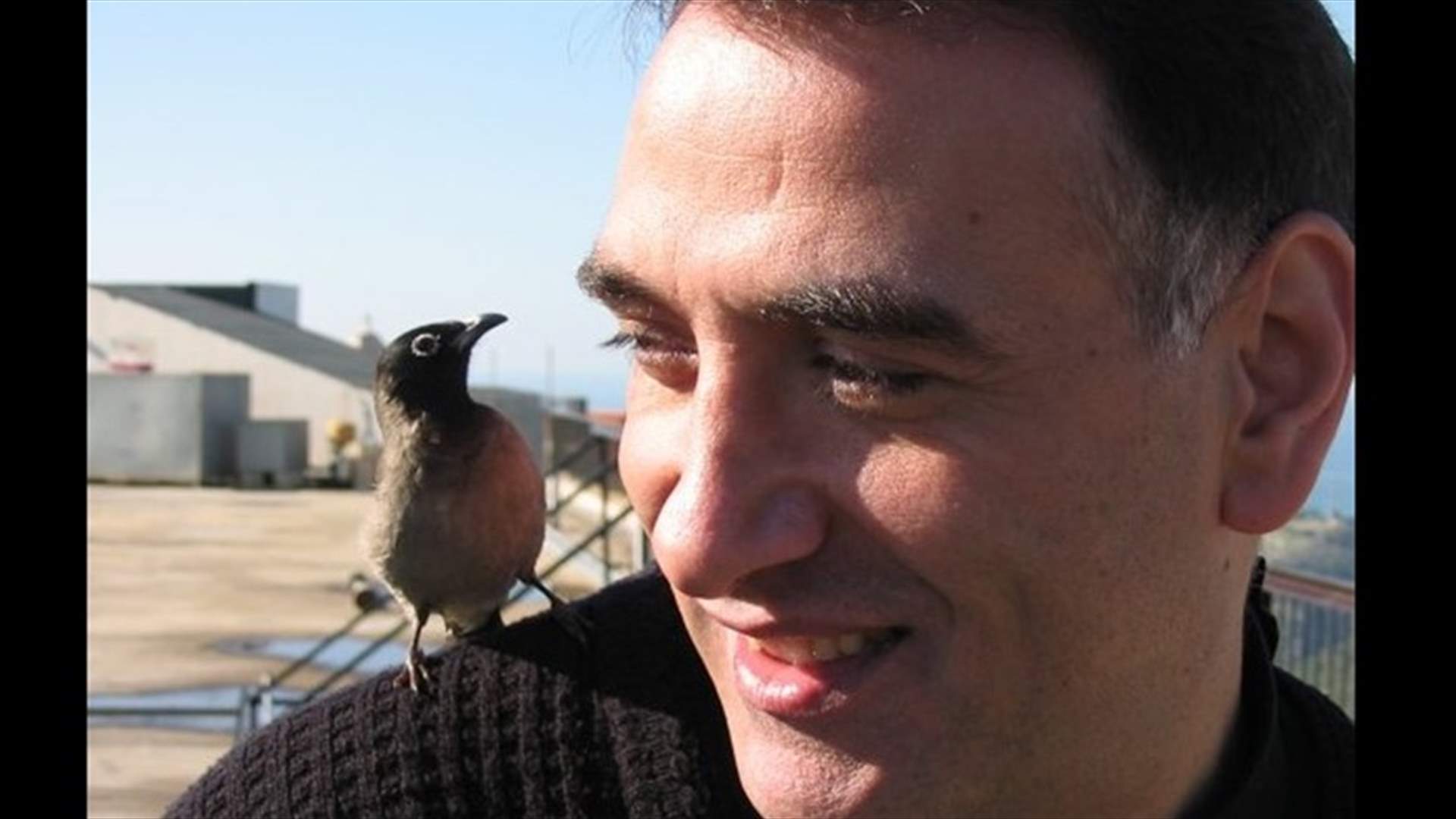 بالفيديو- الأب طوني الخولي يهزّ فيسبوك بصوته الجبّار.. أحدث ظهور للفنان المعتزل ربيع الخولي!