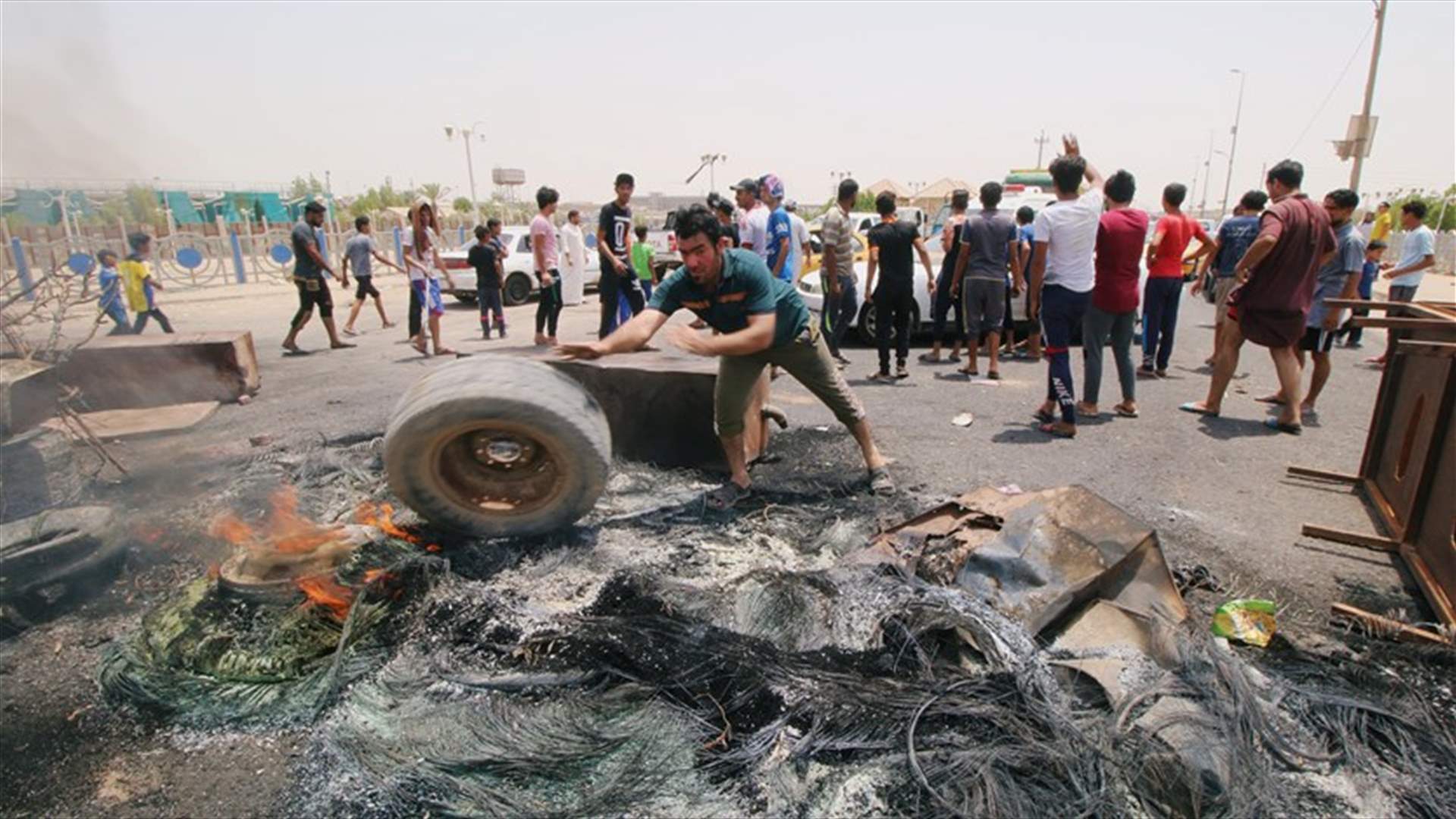 الشرطة العراقية تفرق محتجين حاولوا اقتحام مبنى محافظة البصرة