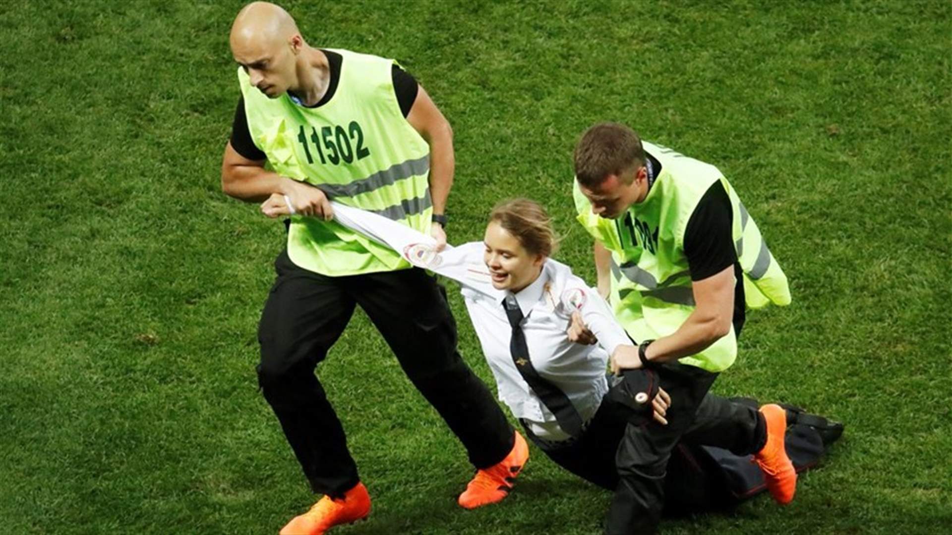 القبض على ثلاث شابات ورجل لاقتحامهم ملعب نهائي كأس العالم