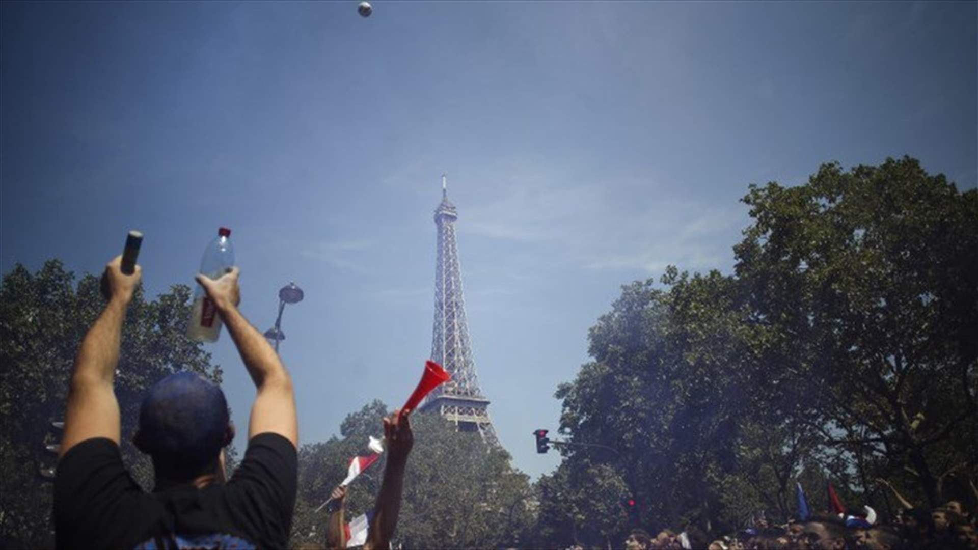 بالصور - احتفالات صاخبة للفرنسيين في باريس !
