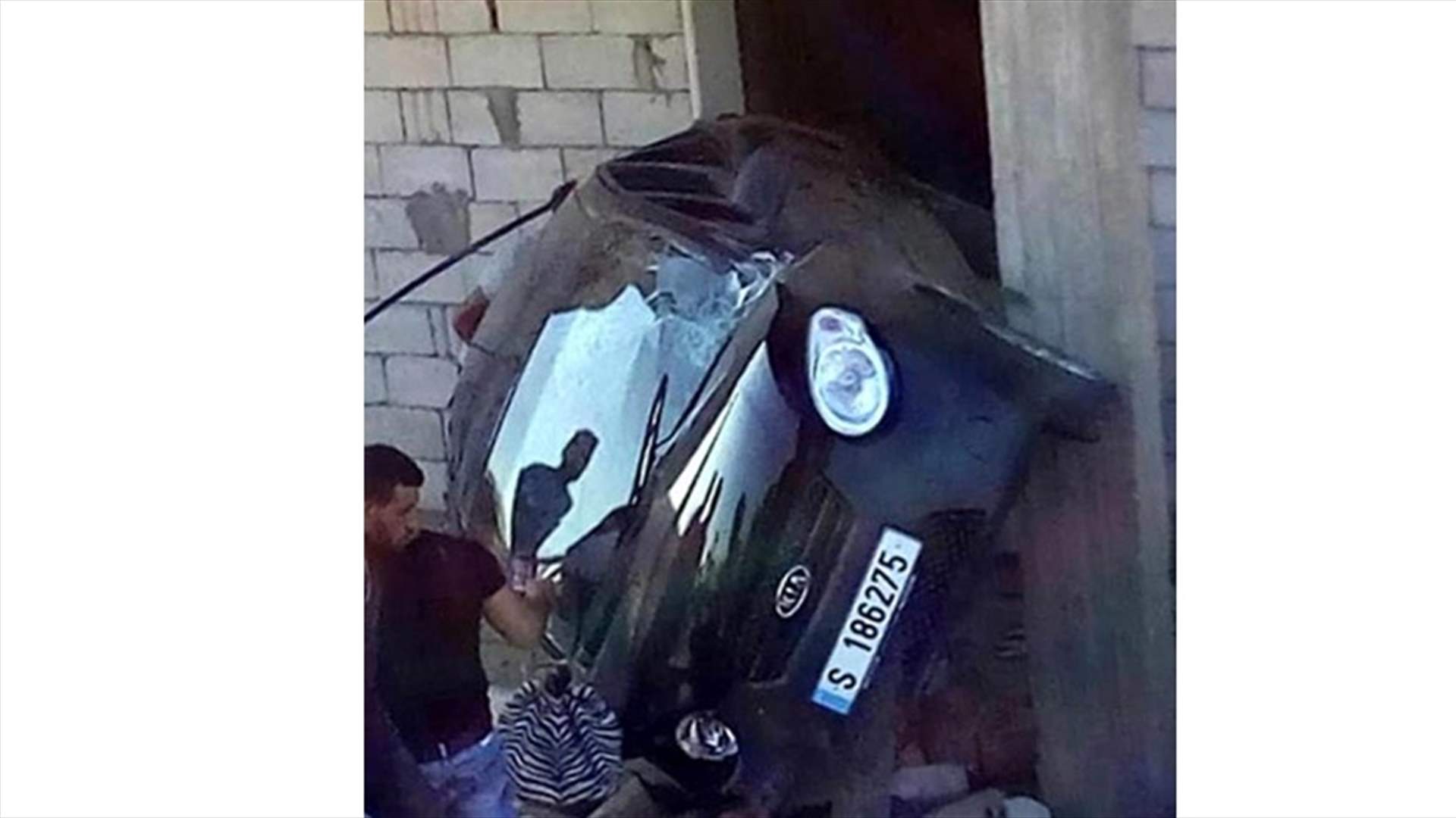 اصطدام سيارة بجدار منزل في مرجعيون...