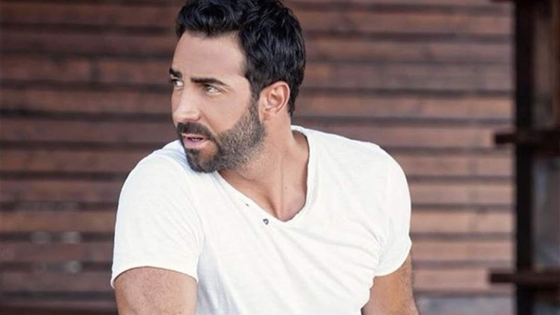 بالفيديو- كارلوس عازار يستعرض لياقته البدنية... "كلو الحق على الدولة"!