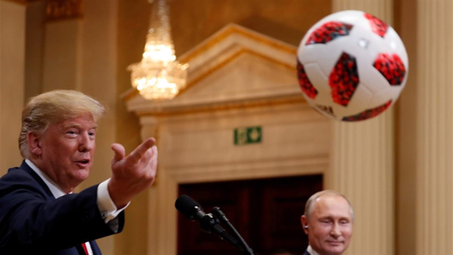 بالصور والفيديو - بوتين يهدي ترامب كرة كأس العالم... والأخير &quot;يمررها&quot; لزوجته ميلانيا