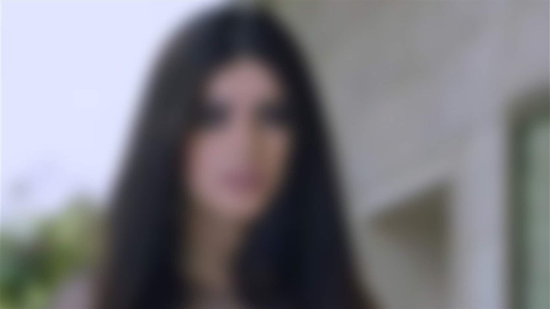 ممثلة لبنانية في العناية المركّزة بسبب تلوّث البحر.. فيروس أوقعها أرضاً!